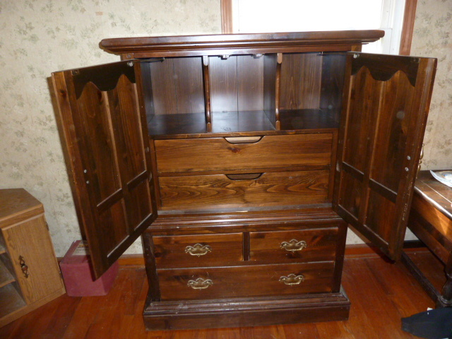 lot 207 image: ETHAN ALLEN GENTLEMANS CHEST