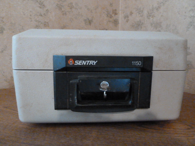 lot 70 image: SENTRY SAFE with KEY