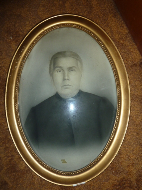 lot 100 image: ANTIQUE CURVED GLASS FRAME