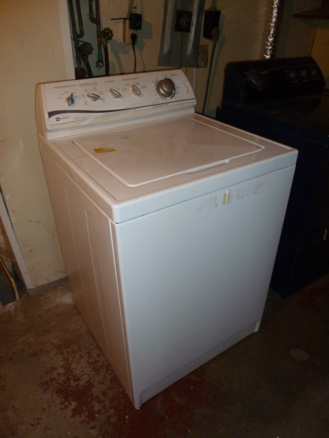 lot 26 image: VERY NICE MAYTAG WASHING MACHINE