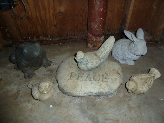 lot 101 image: YARD ART, Birds, Frog, Bunny