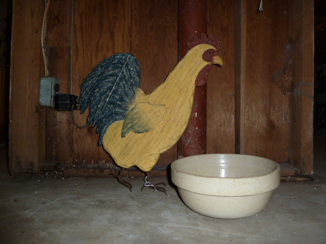 lot 107 image: WOODEN ROOSTER & POTTERY BOWL