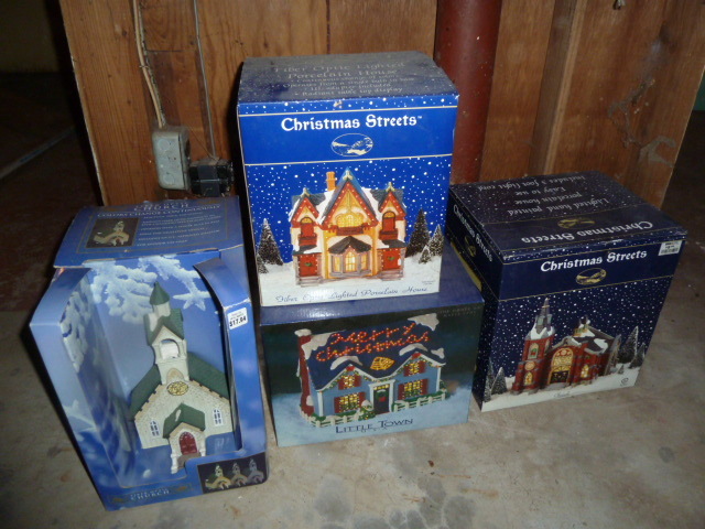 lot 112 image: LOT OF CHRISTMAS ITEMS STILL IN THE BOXES