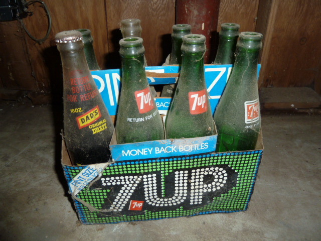lot 110 image: ANTIQUE 7UP CRATE & BOTTLES