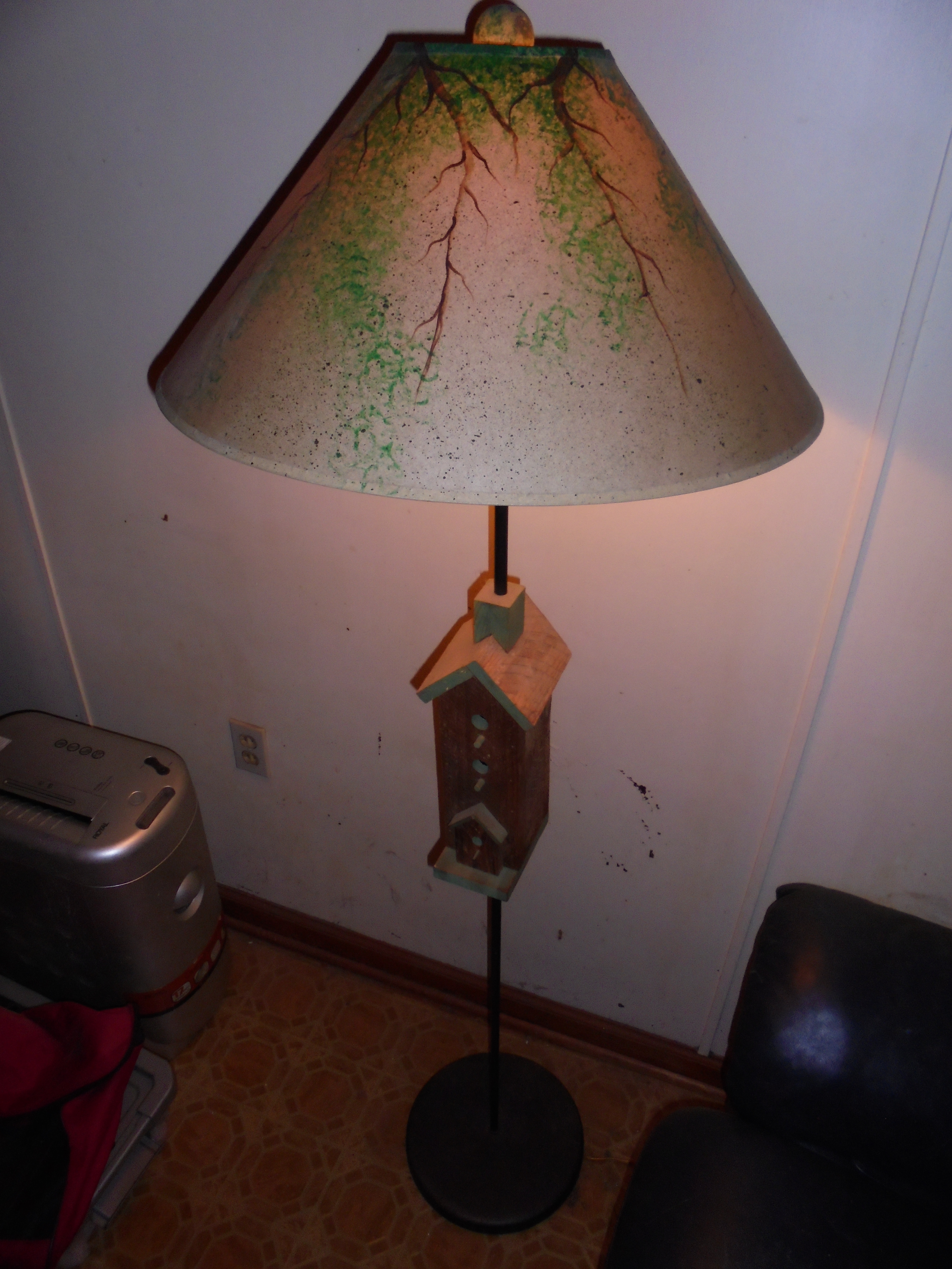lot 212 image: VERY COOL BIRDHOUSE FLOOR LAMP with Painted shade