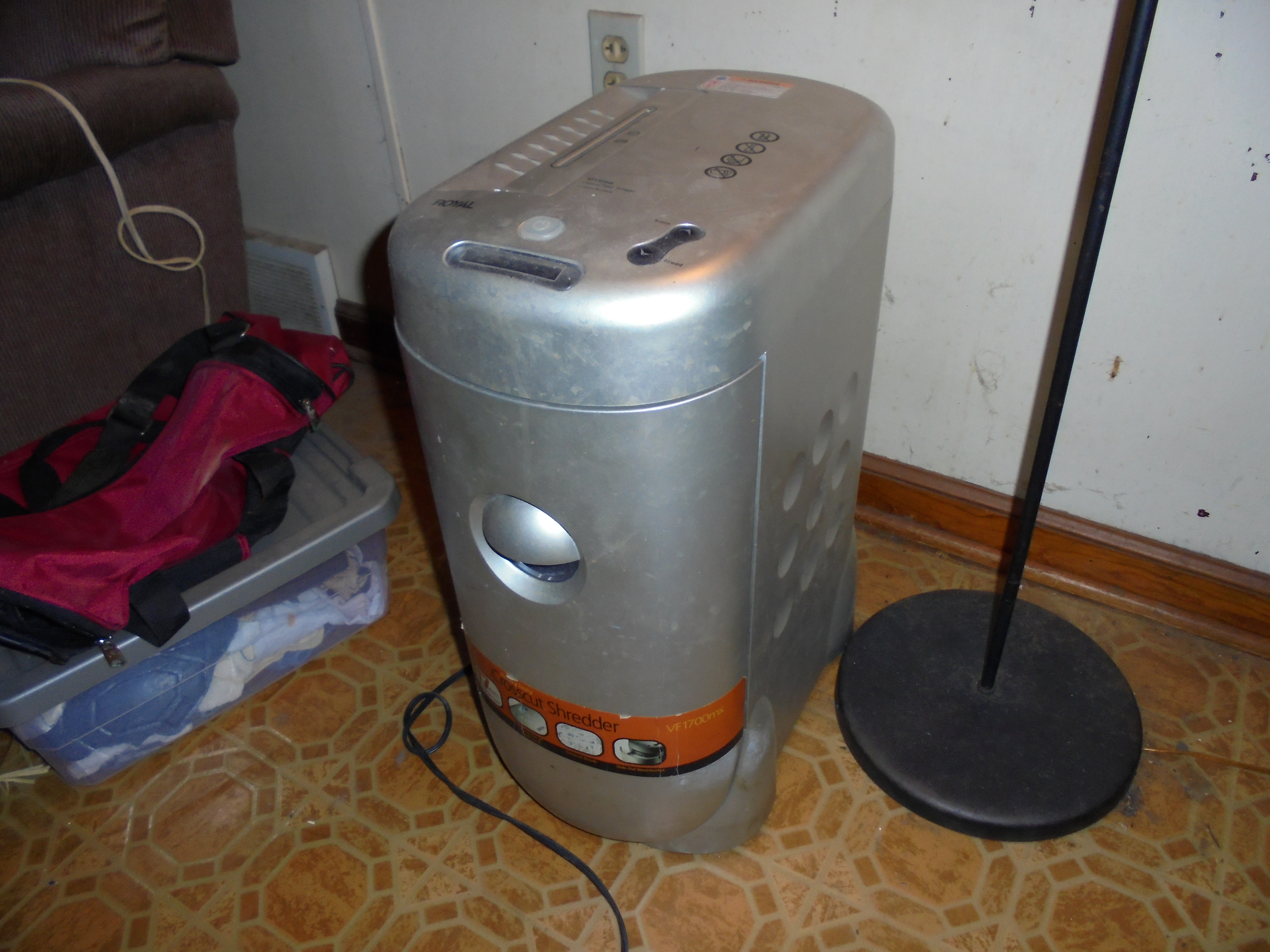 lot 213 image: VERY NICE PAPER SHREDDER