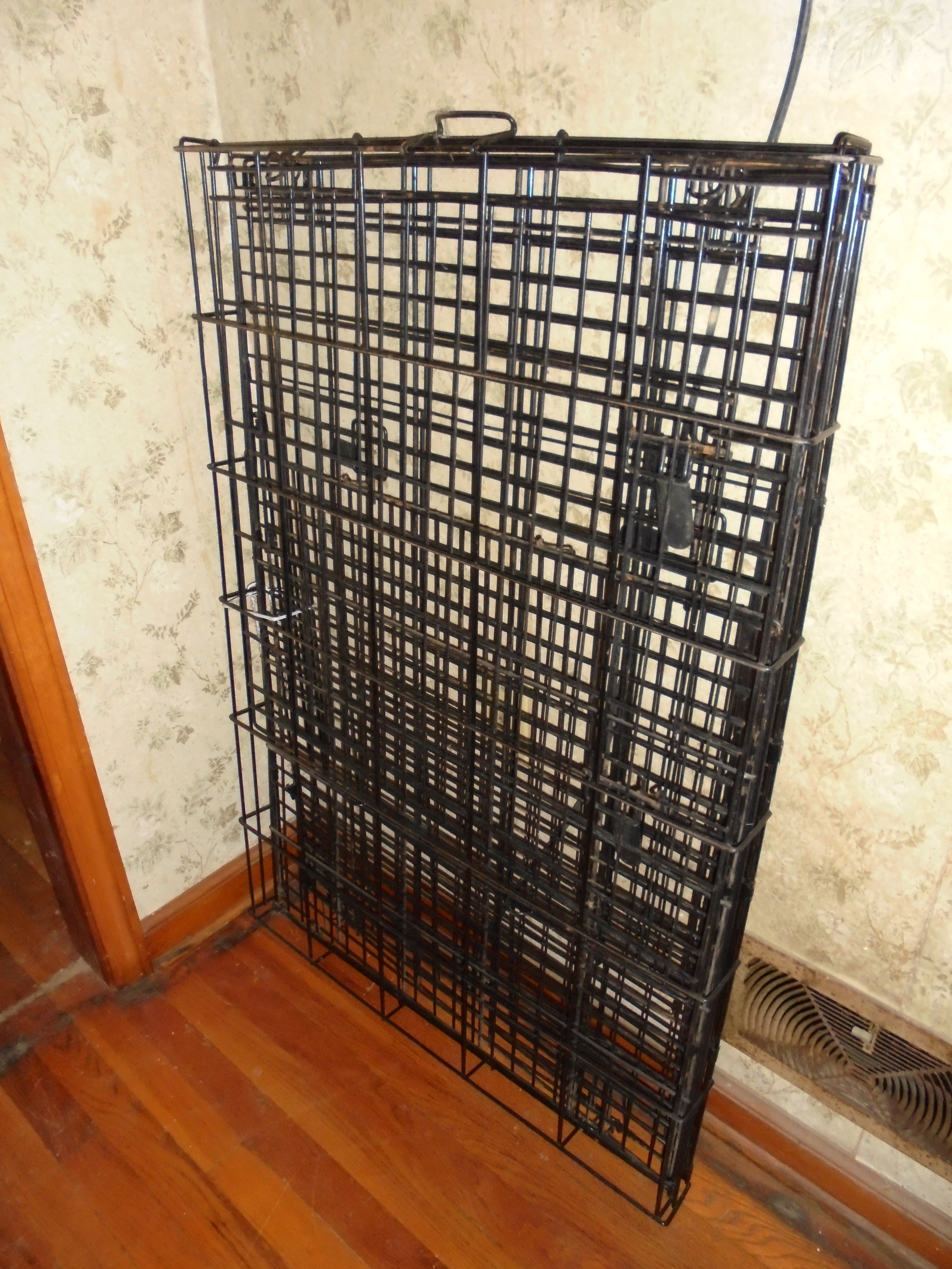 lot 718 image: LARGE DOG CRATE