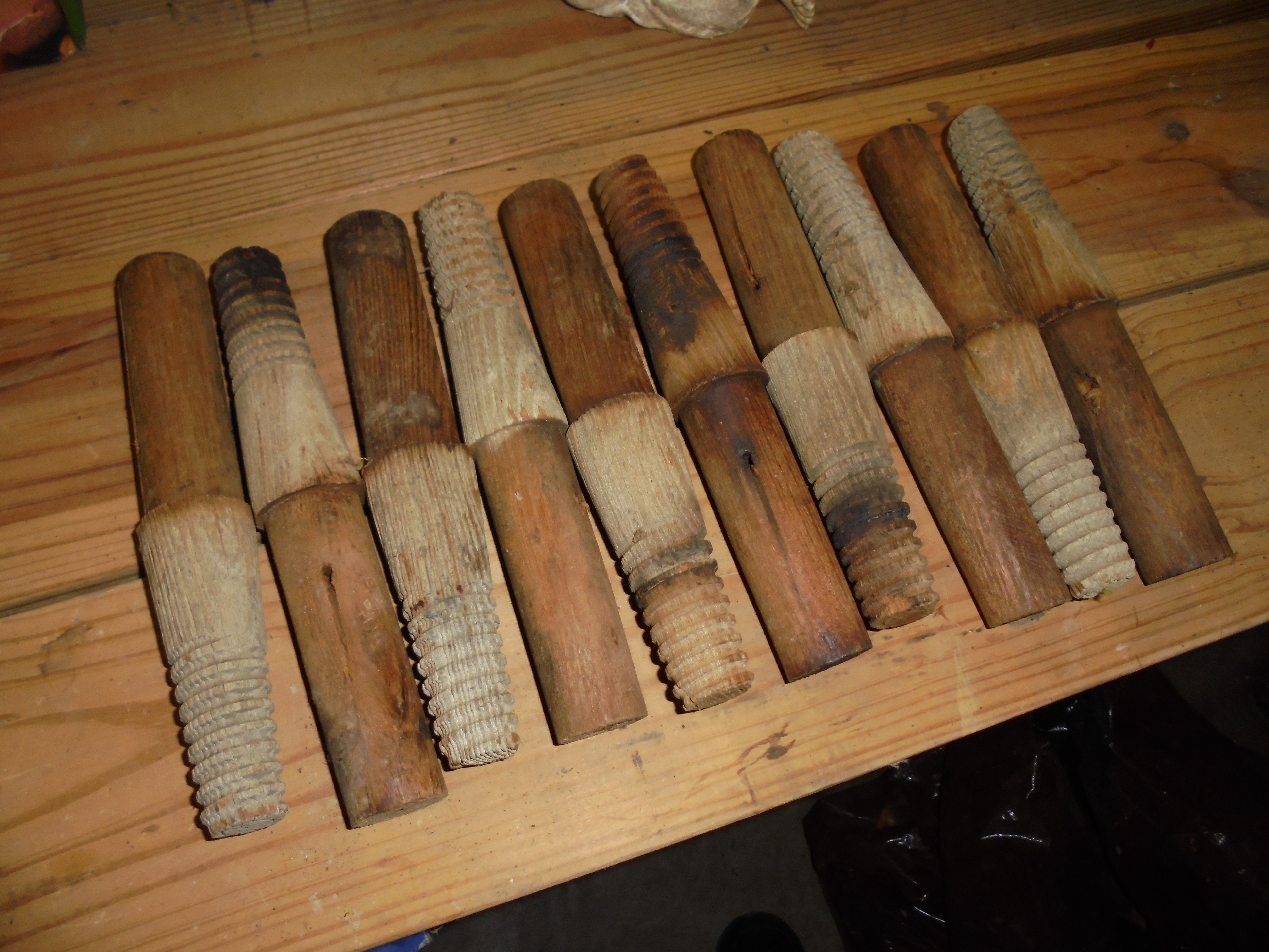 lot 814 image: LOT OF 10 WOODEN Insulator screws