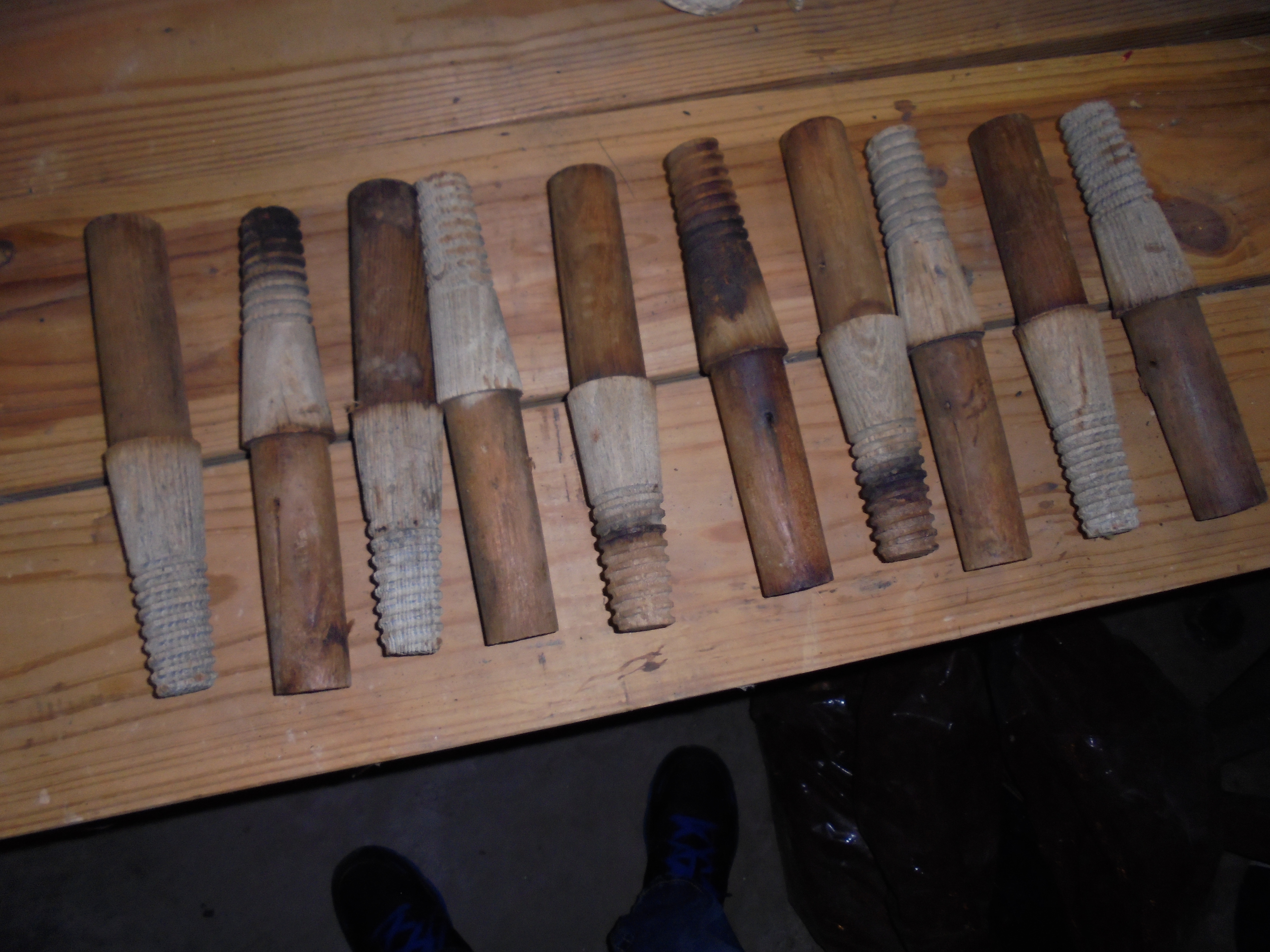 lot 813 image: LOT OF 10 WOODEN Insulator screws