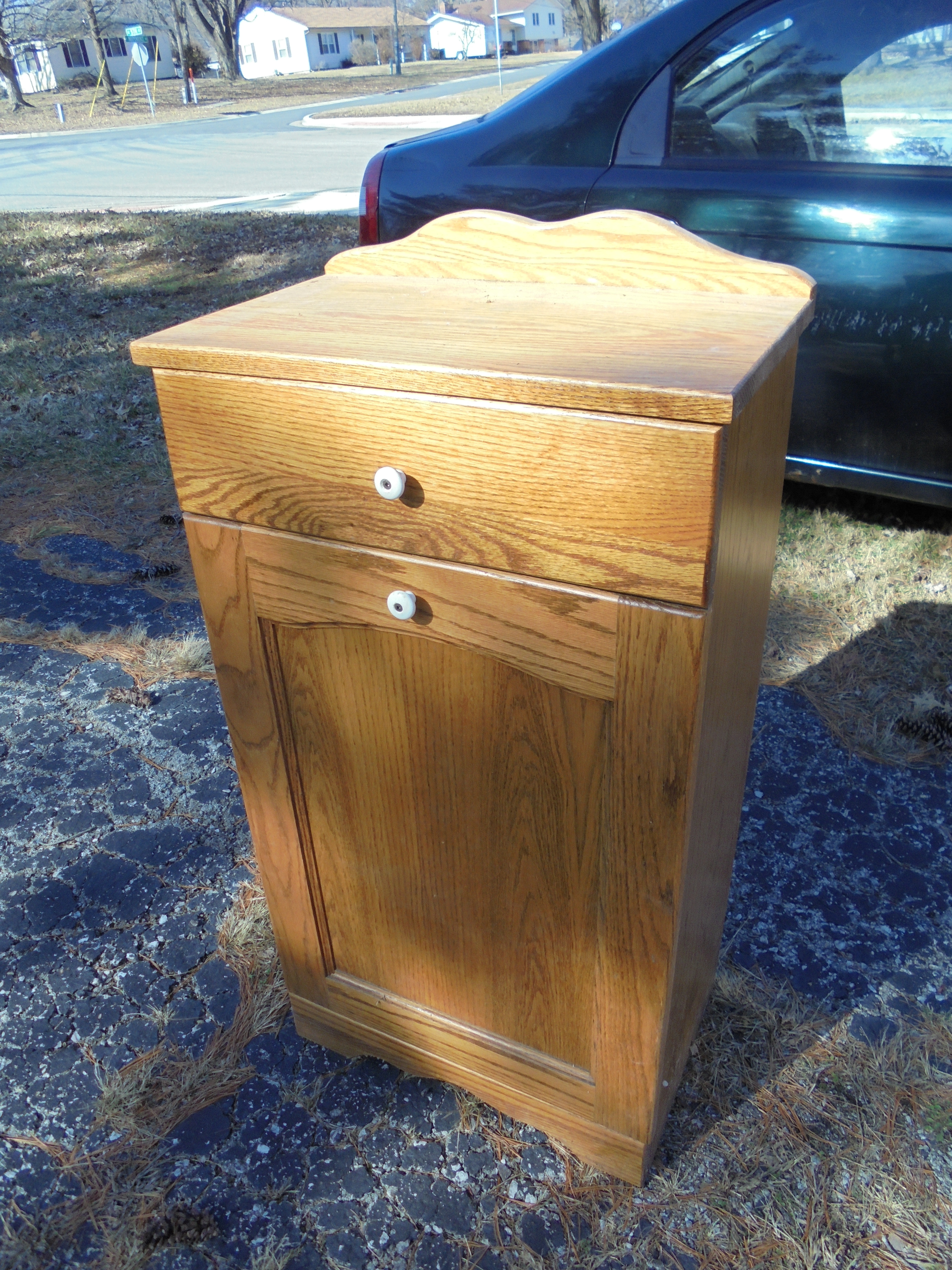 lot 46 image: KITCHEN TRASH CAN HOLDER
