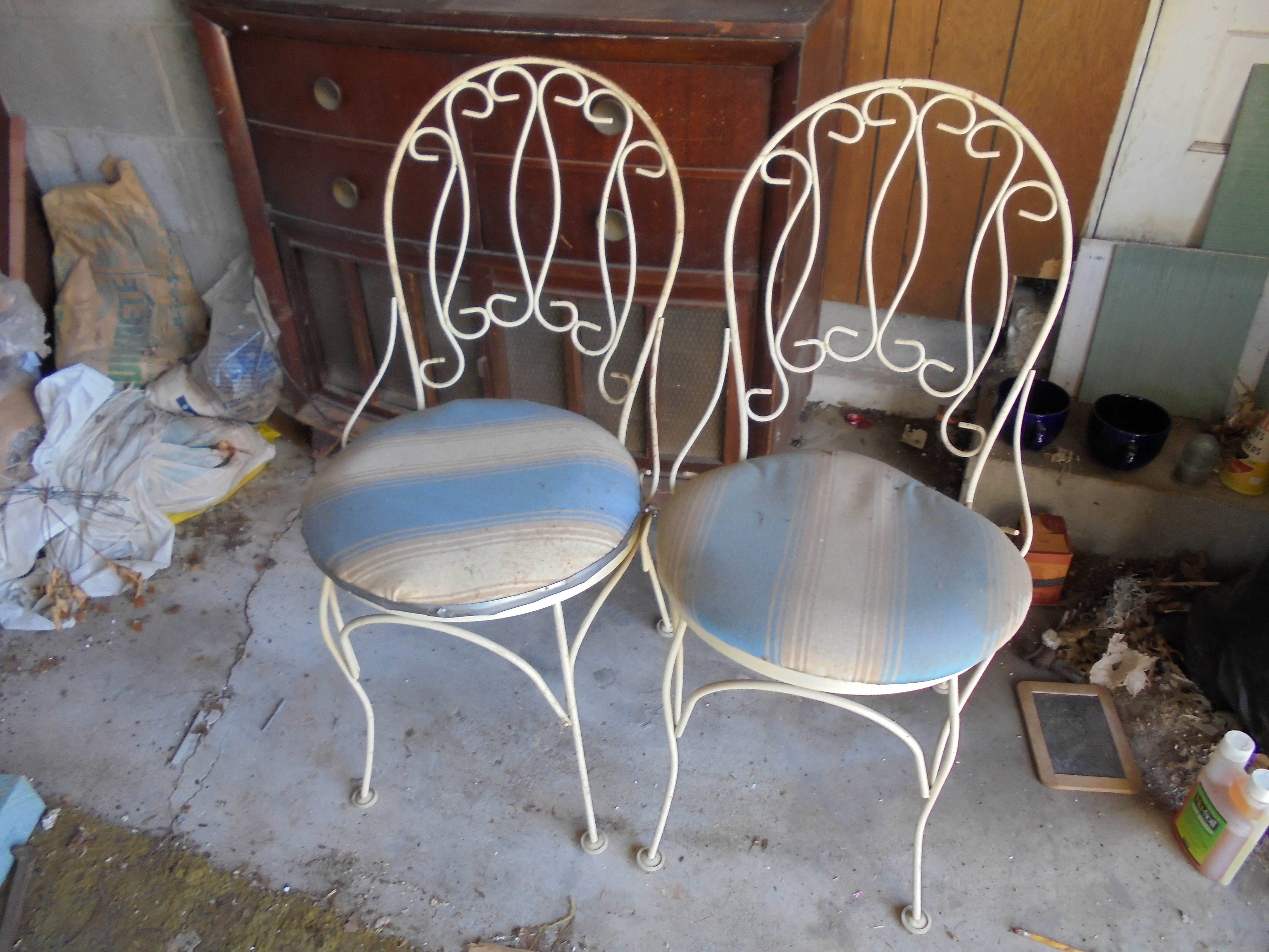 lot 131 image: PAIR OF WHITE METAL CHAIRS - WILL NEED NEW SEAT CUSHIONS