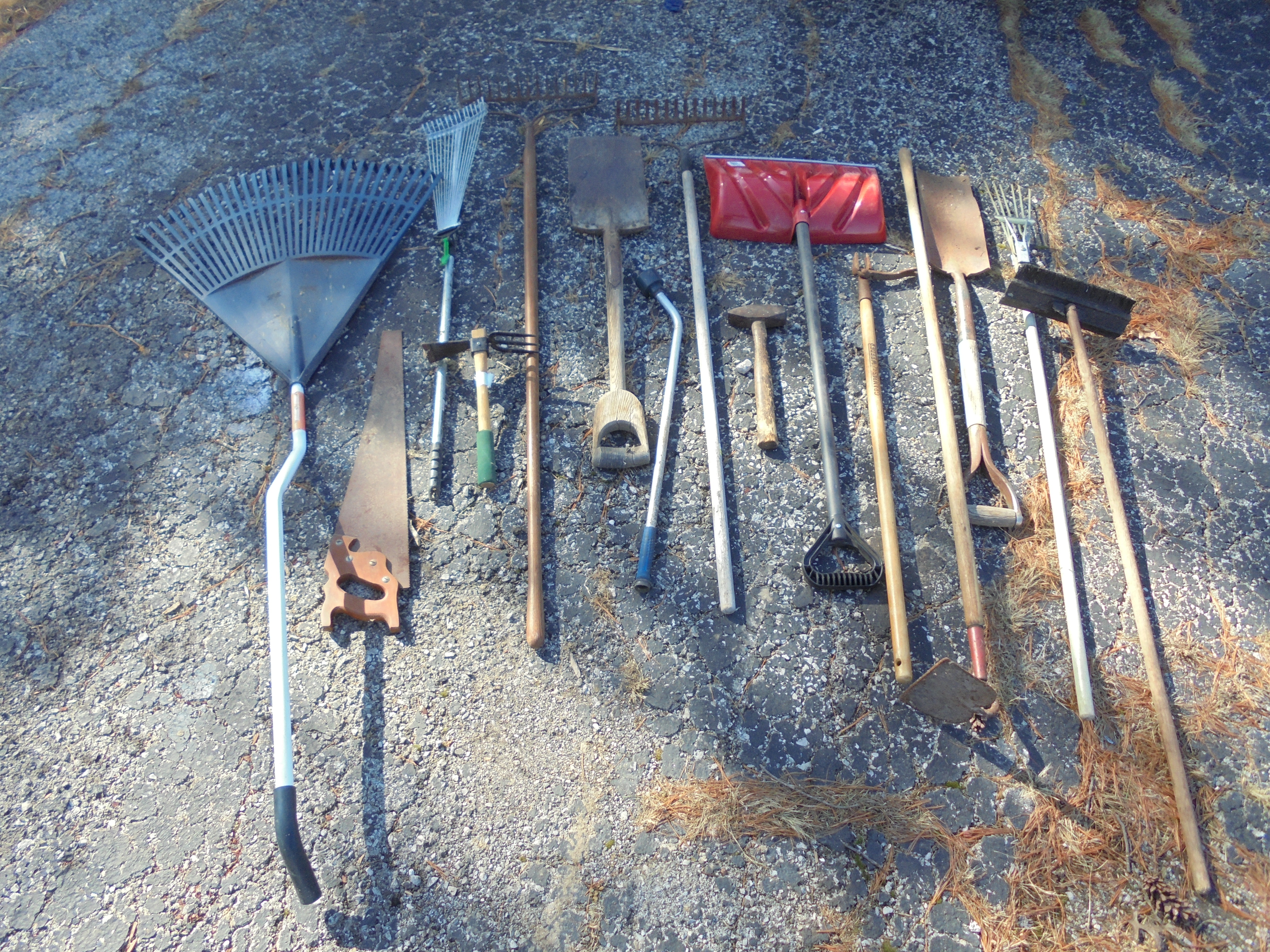 lot 137 image: HUGE LOT OF YARD TOOLS