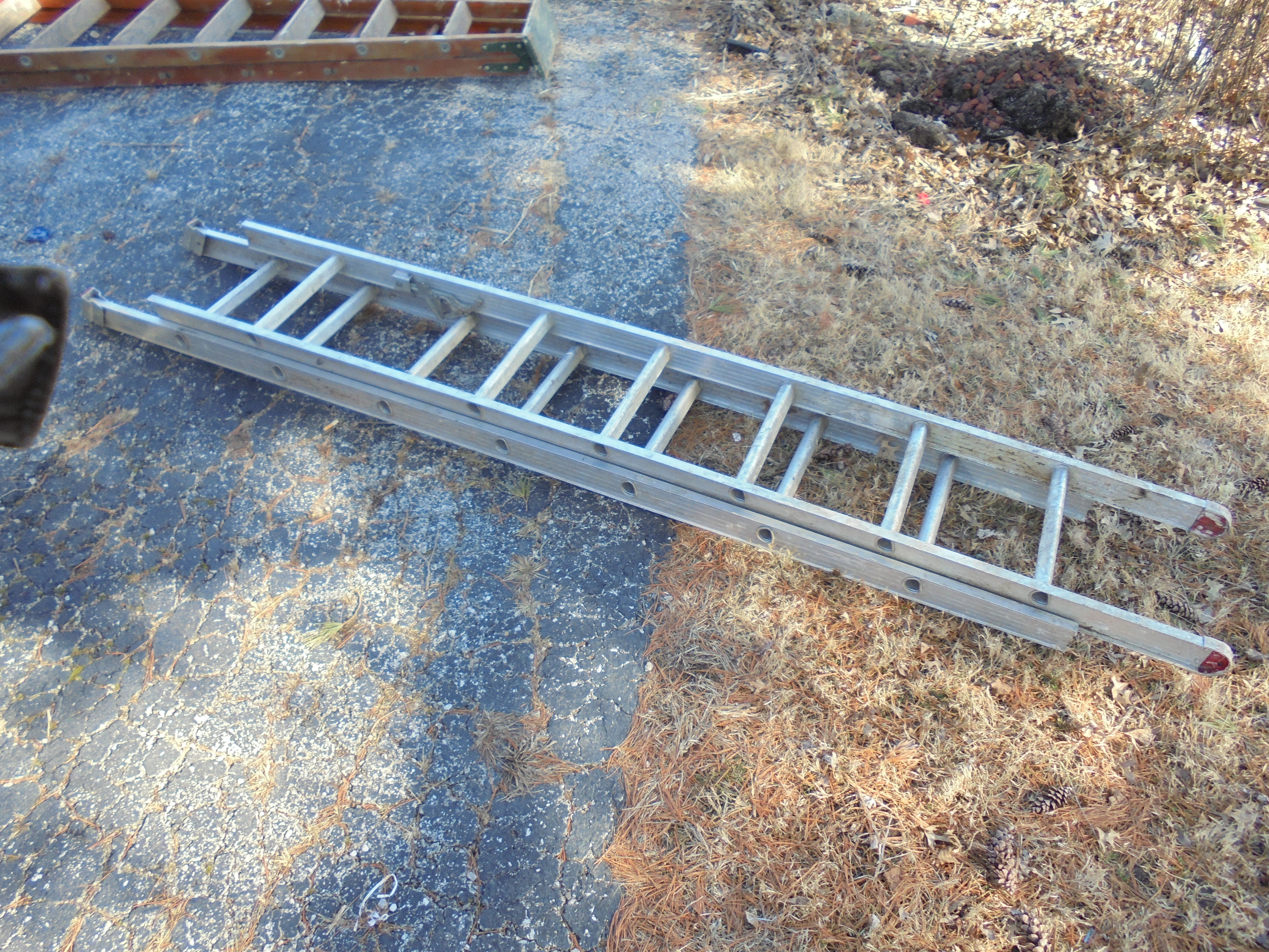 lot 228 image: LADDER extends to 20 feet