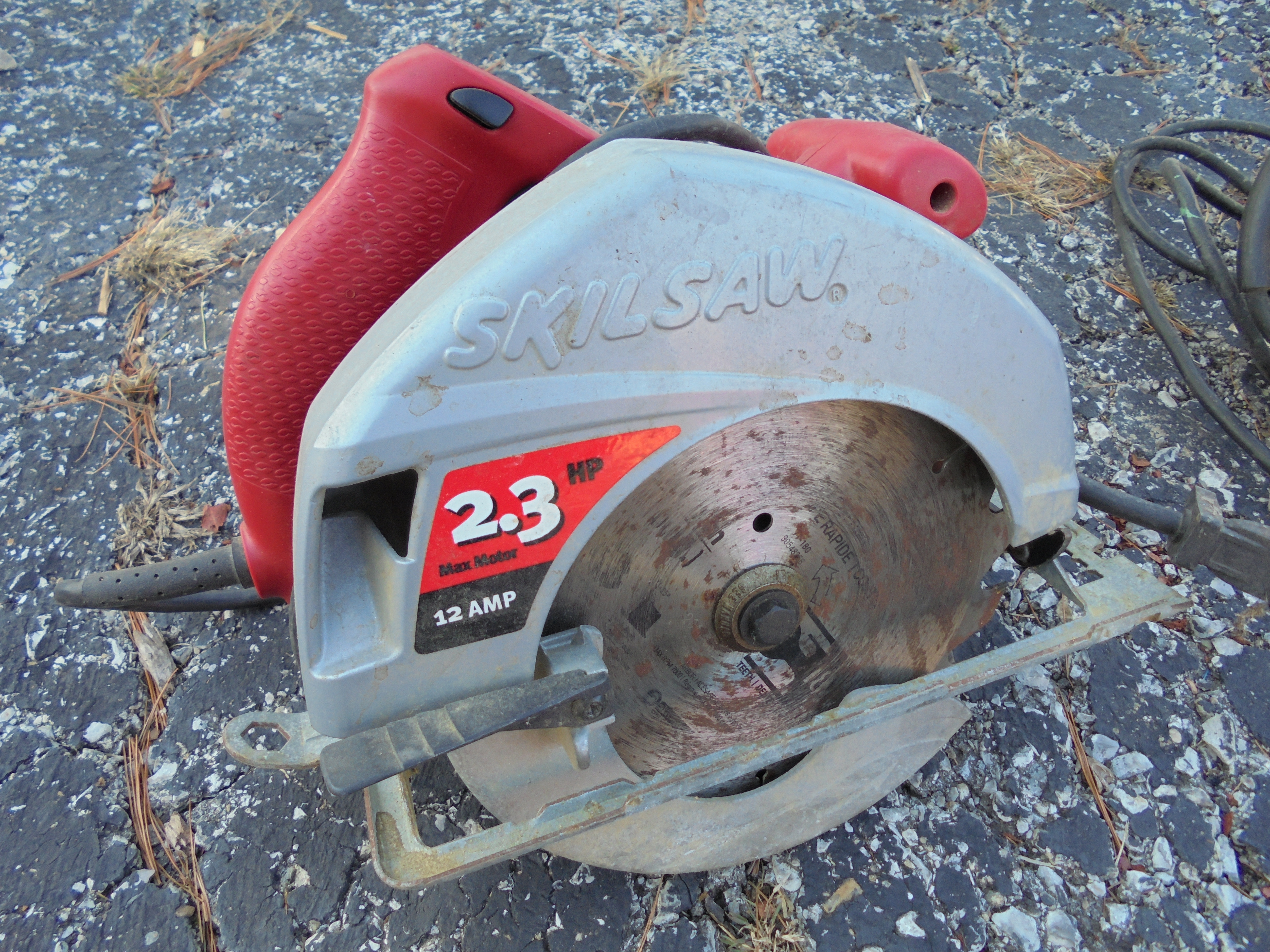 lot 41 image: 2.3HP 12 AMP CIRCULAR SAW