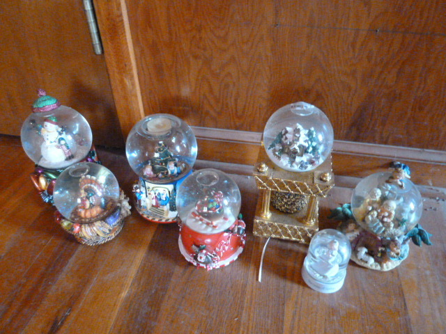 lot 177 image: LARGE LOT OF SNOW GLOBES