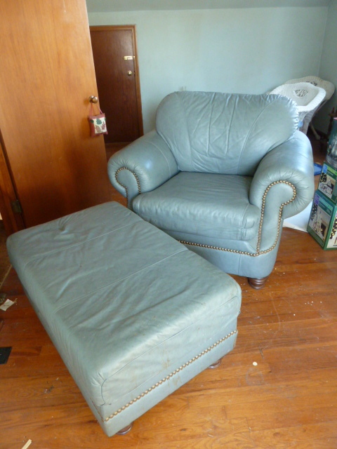 lot 2 image: VERY NICE LEATHER CHAIR & OTTOMAN