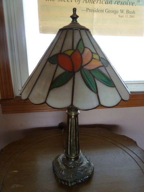 lot 278 image: VERY NICE ANTIQUE LAMP with Flower