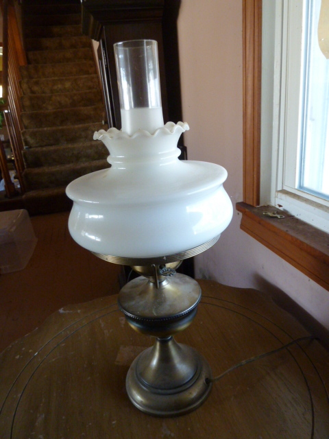 lot 276 image: VERY NICE ANTIQUE LAMP