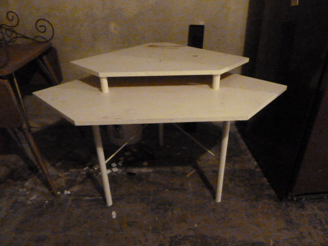 lot 274 image: WHITE CORNER DESK
