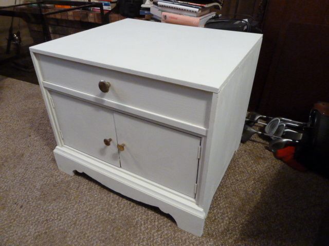 lot 256 image: CUTE WHITE SIDE TABLE with drawer & doors