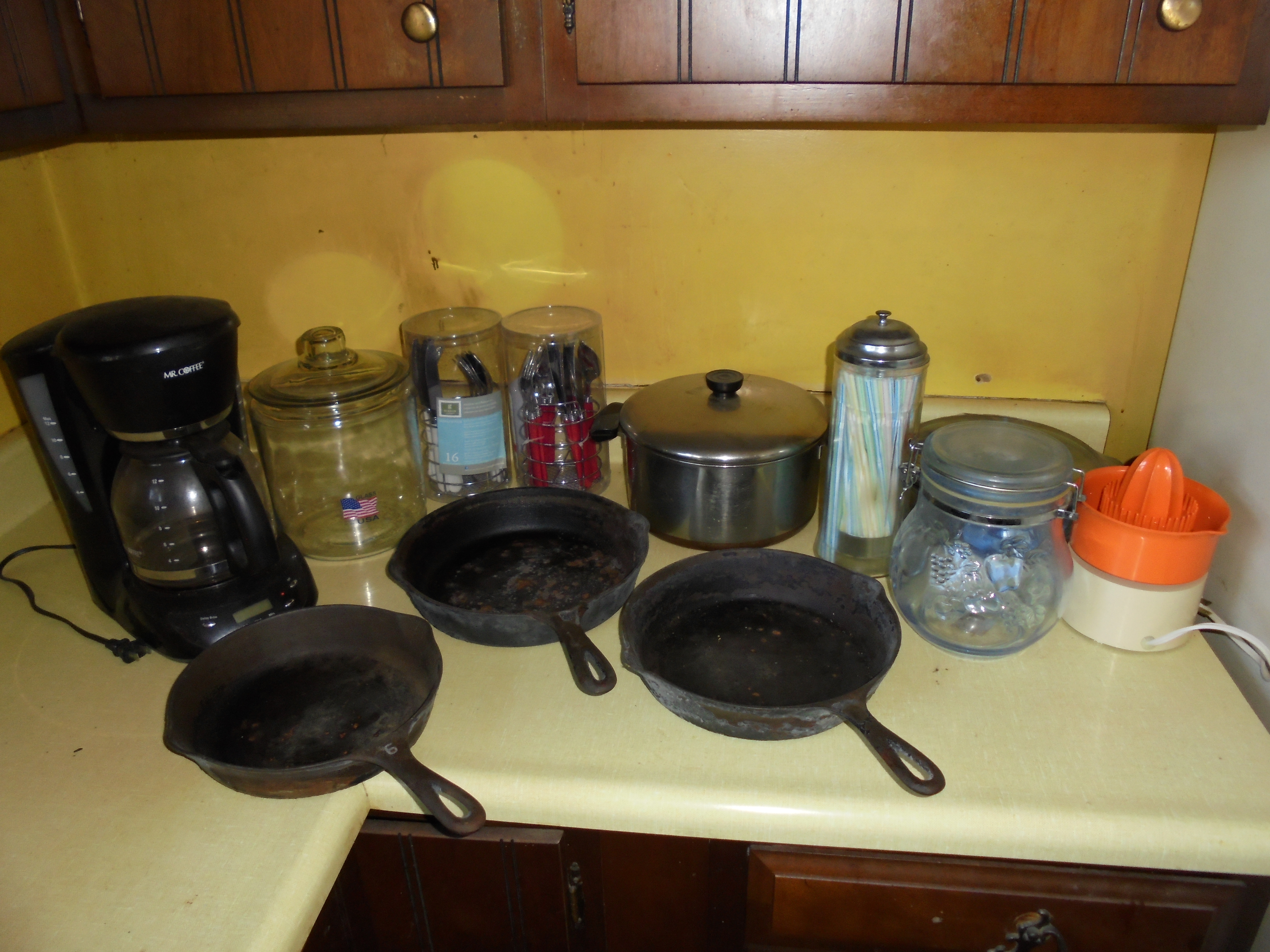 lot 833 image: HUGE LOT OF KITCHEN STUFF