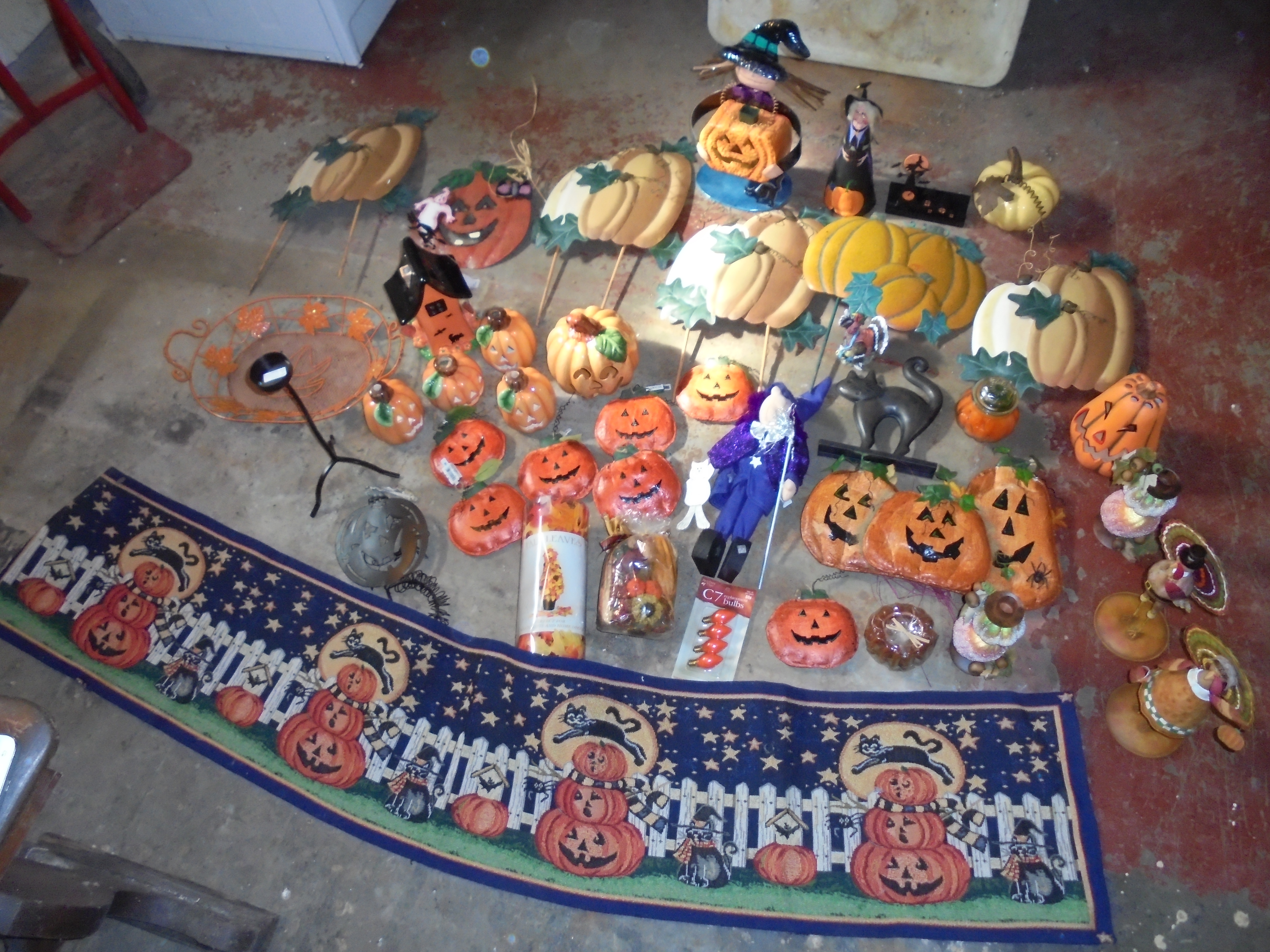 lot 834 image: HUGE LOT OF SEASONAL DECOR & TOTE