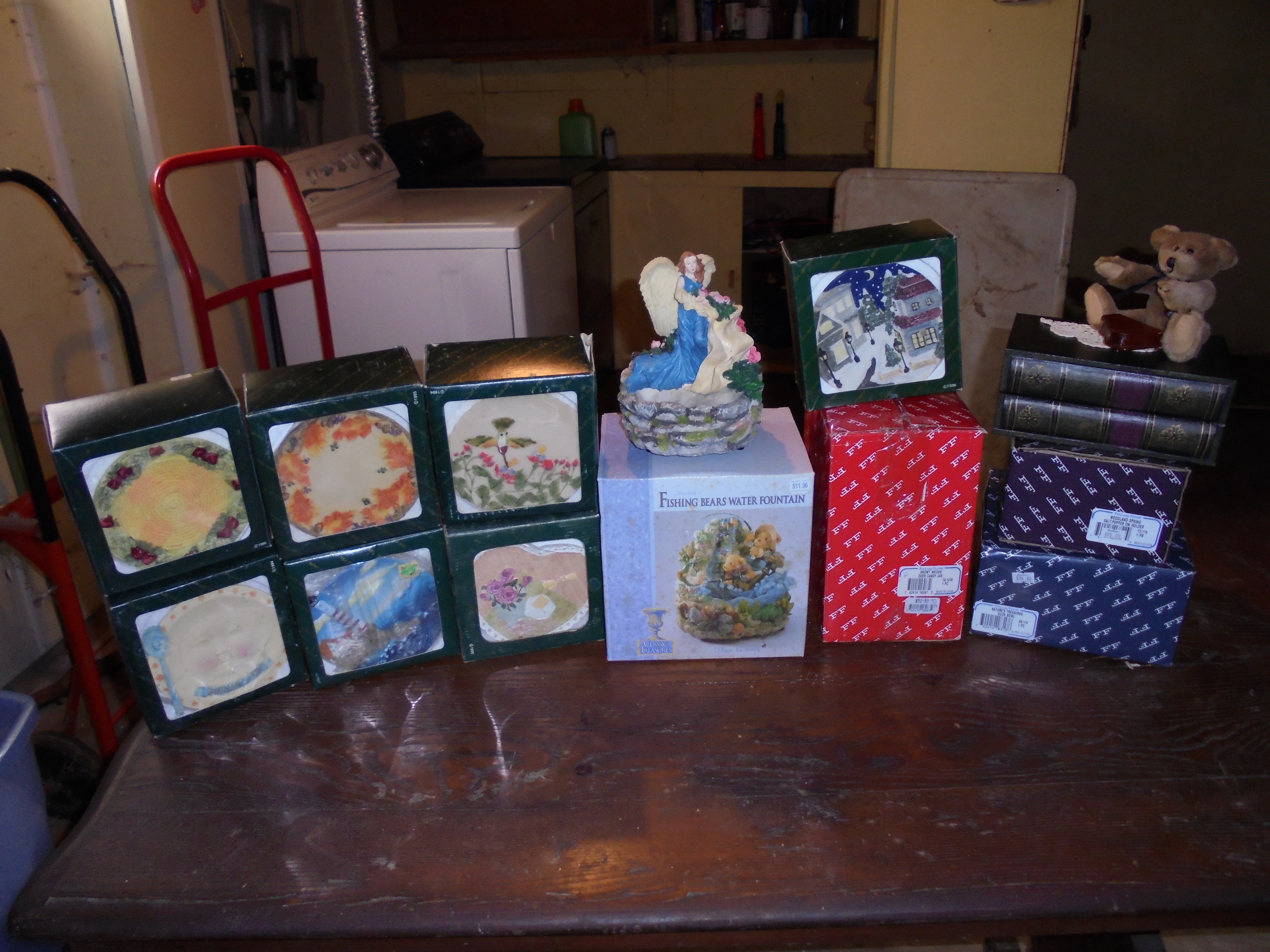 lot 454 image: HUGE LOT OF SEASONAL DECOR & TOTE
