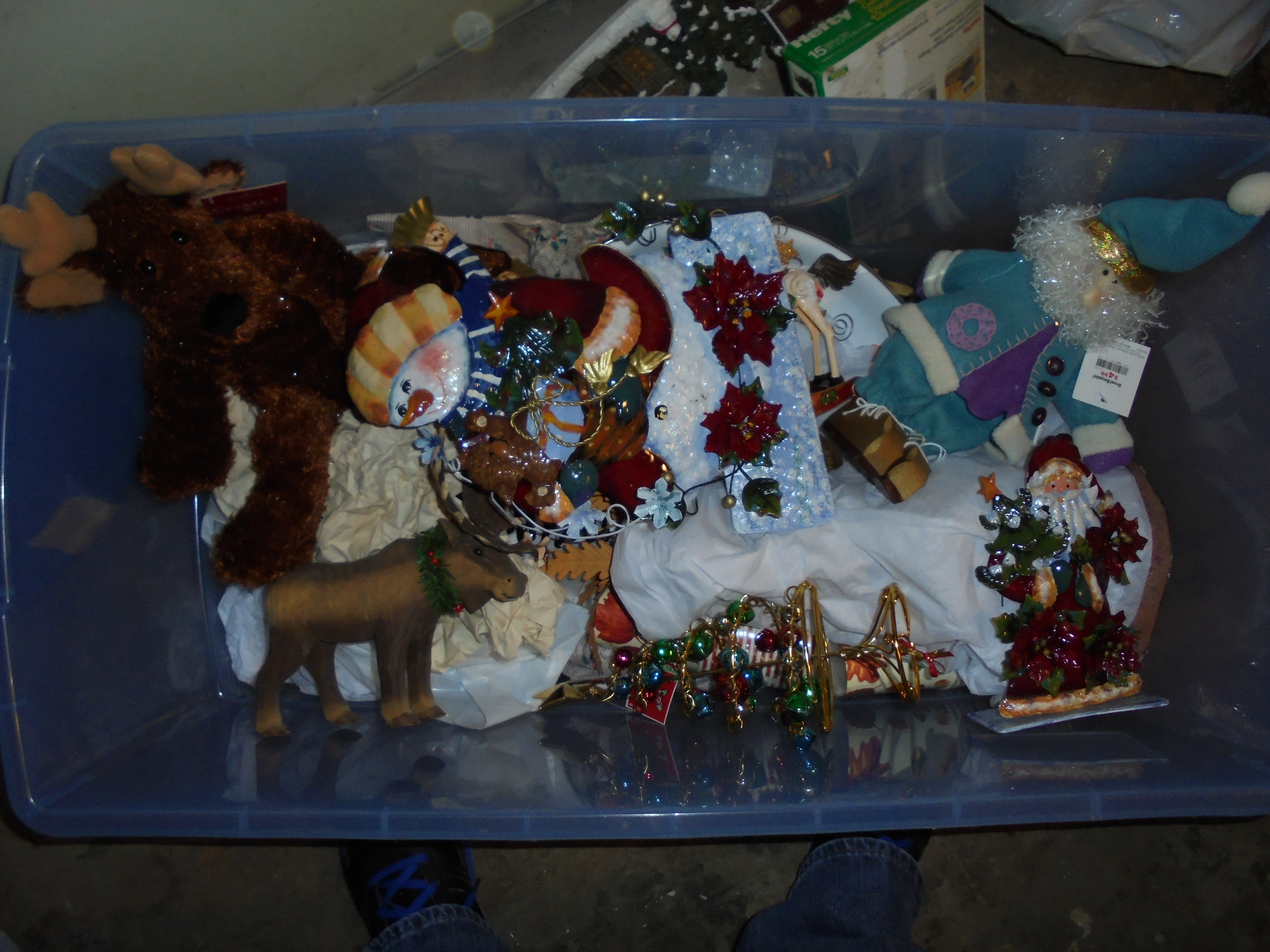 lot 460 image: TOTE FULL OF CHRISTMAS STUFF