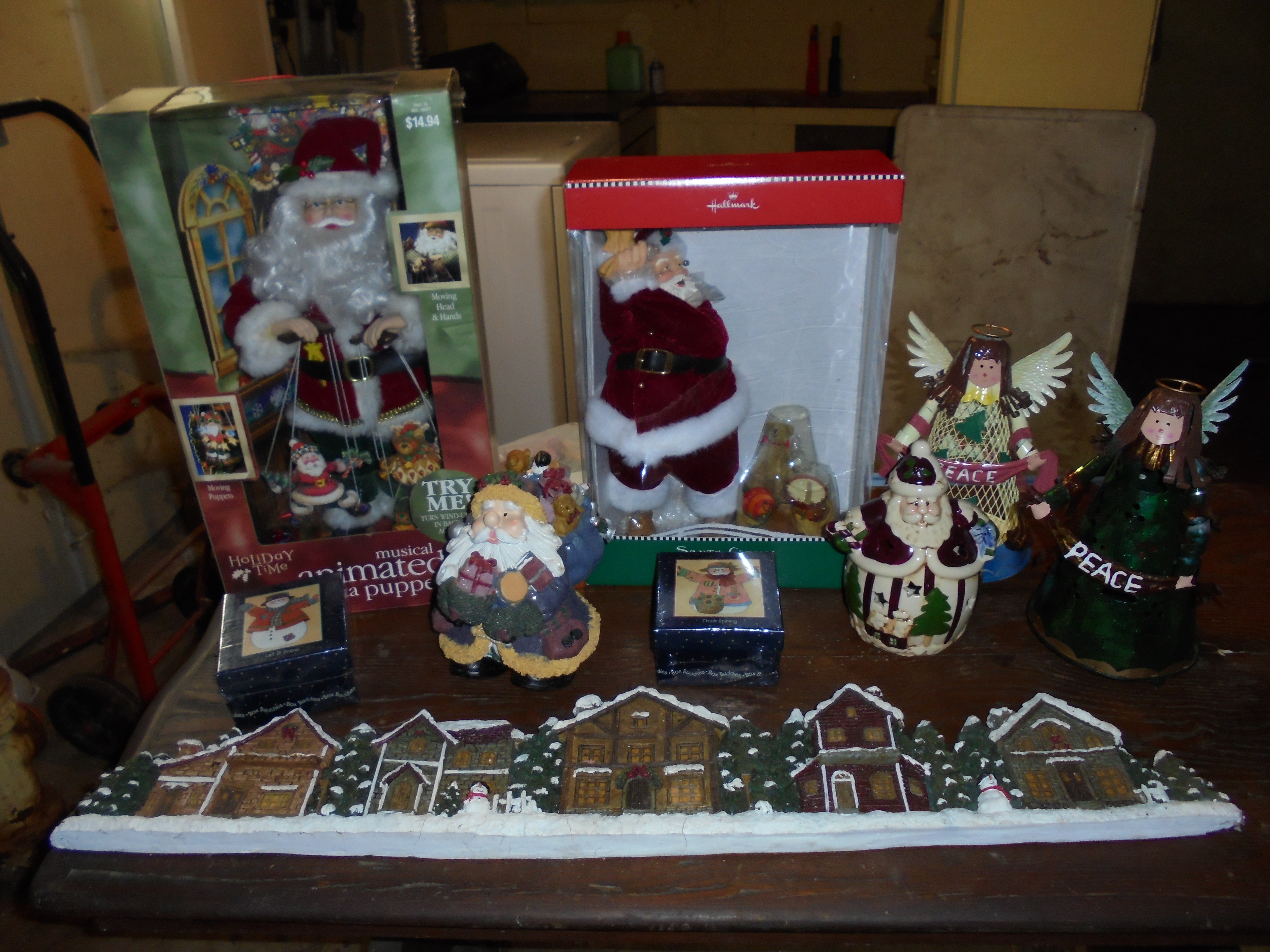 lot 453 image: HUGE LOT OF CHRISTMAS STUFF & TOTE