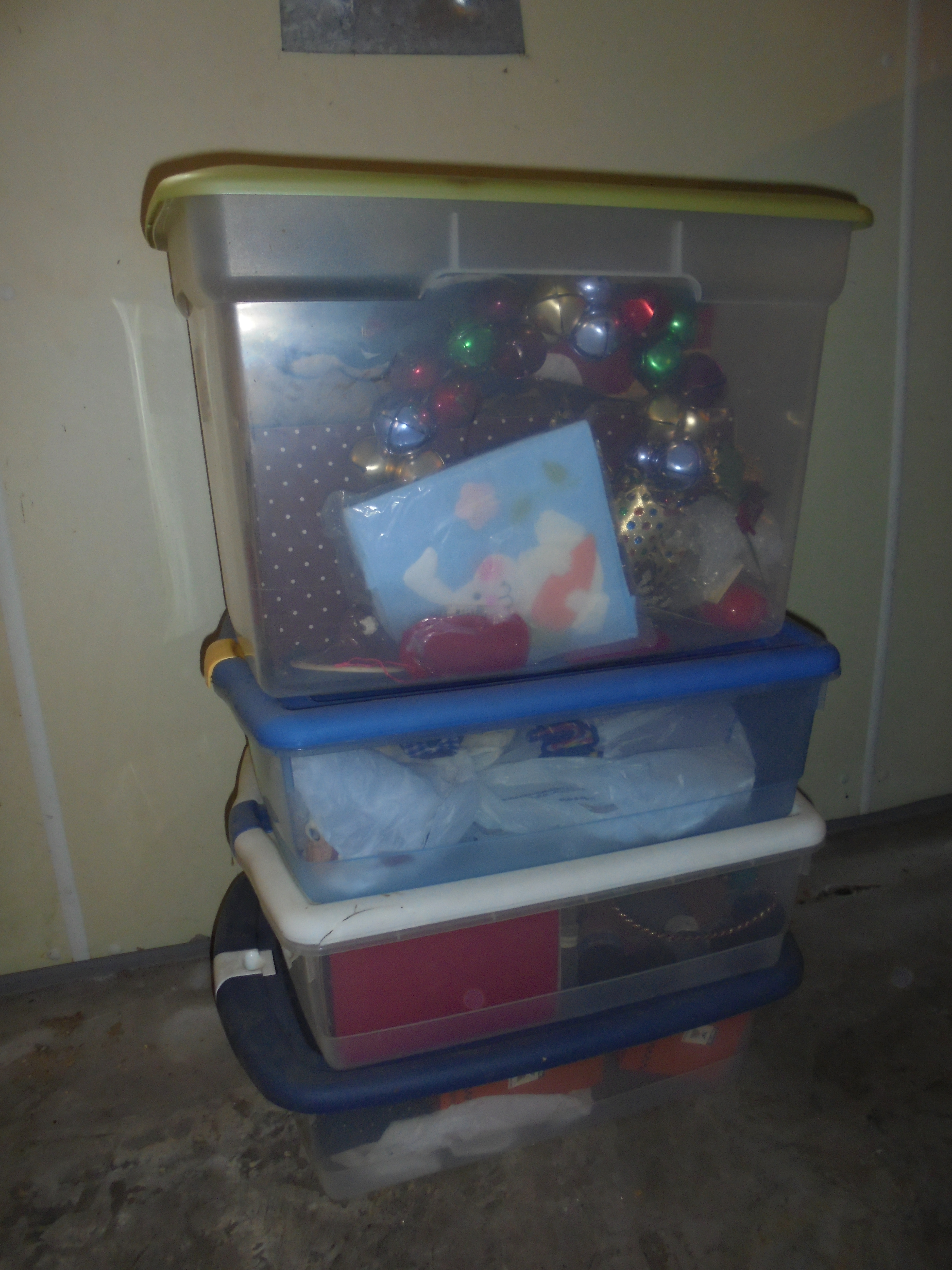 lot 447 image: 4 TOTES FULL OF CHRISTMAS STUFF