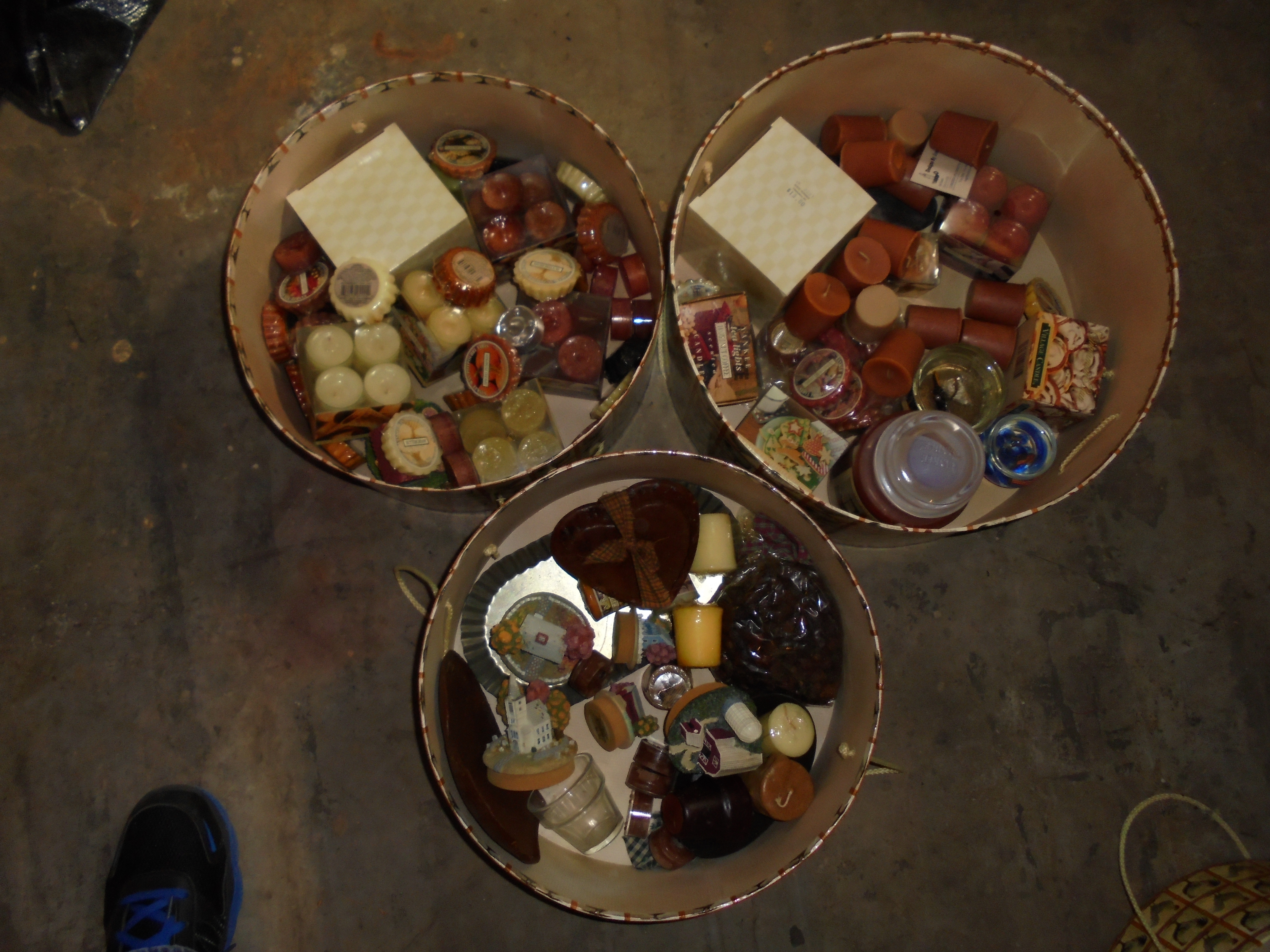 lot 443 image: 3 BUCKETS FULL OF CANDLES
