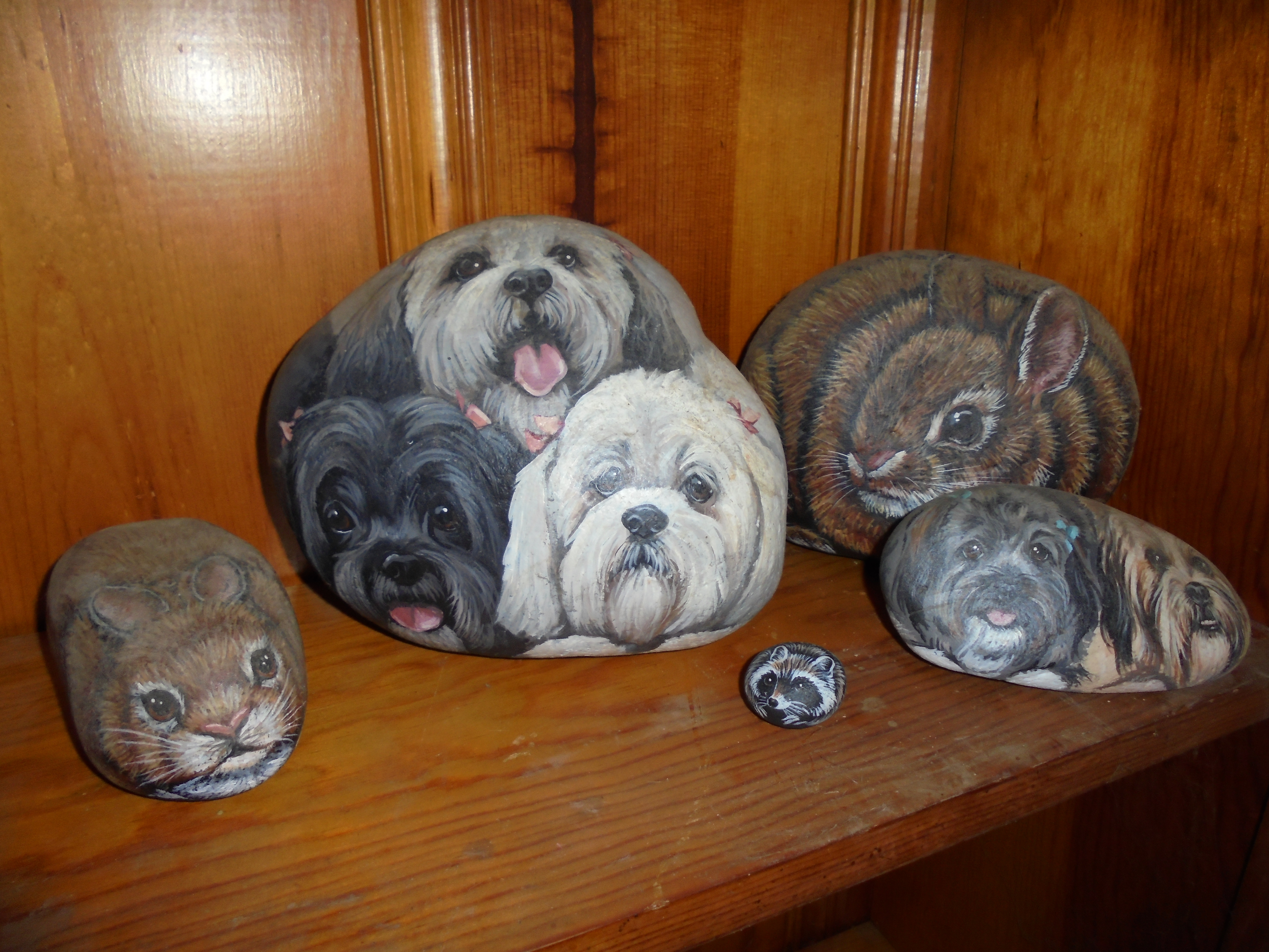 lot 87 image: VERY CUTE PAINTED ROCKS LOT