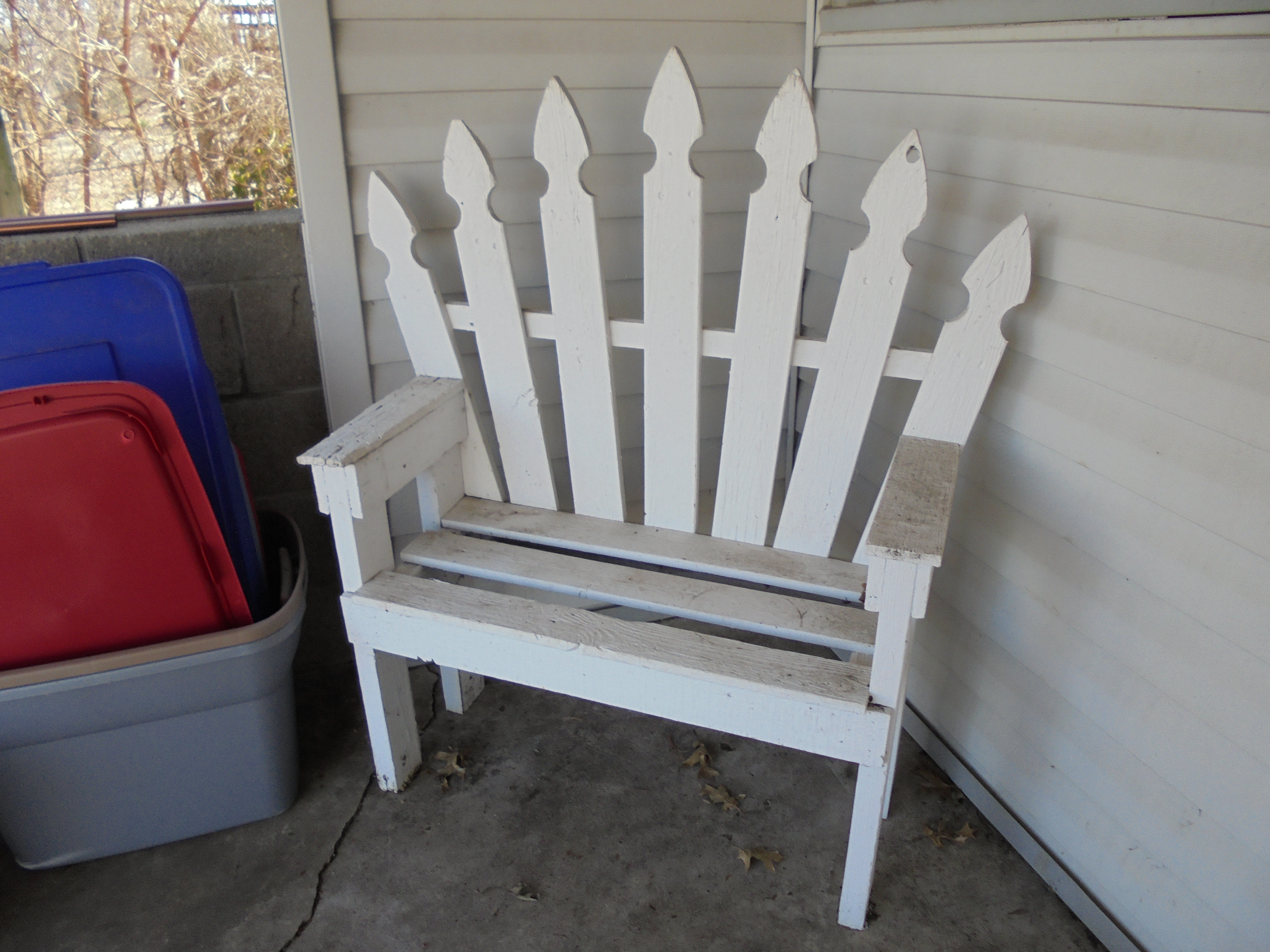 lot 13 image: CUTE WHITE BENCH