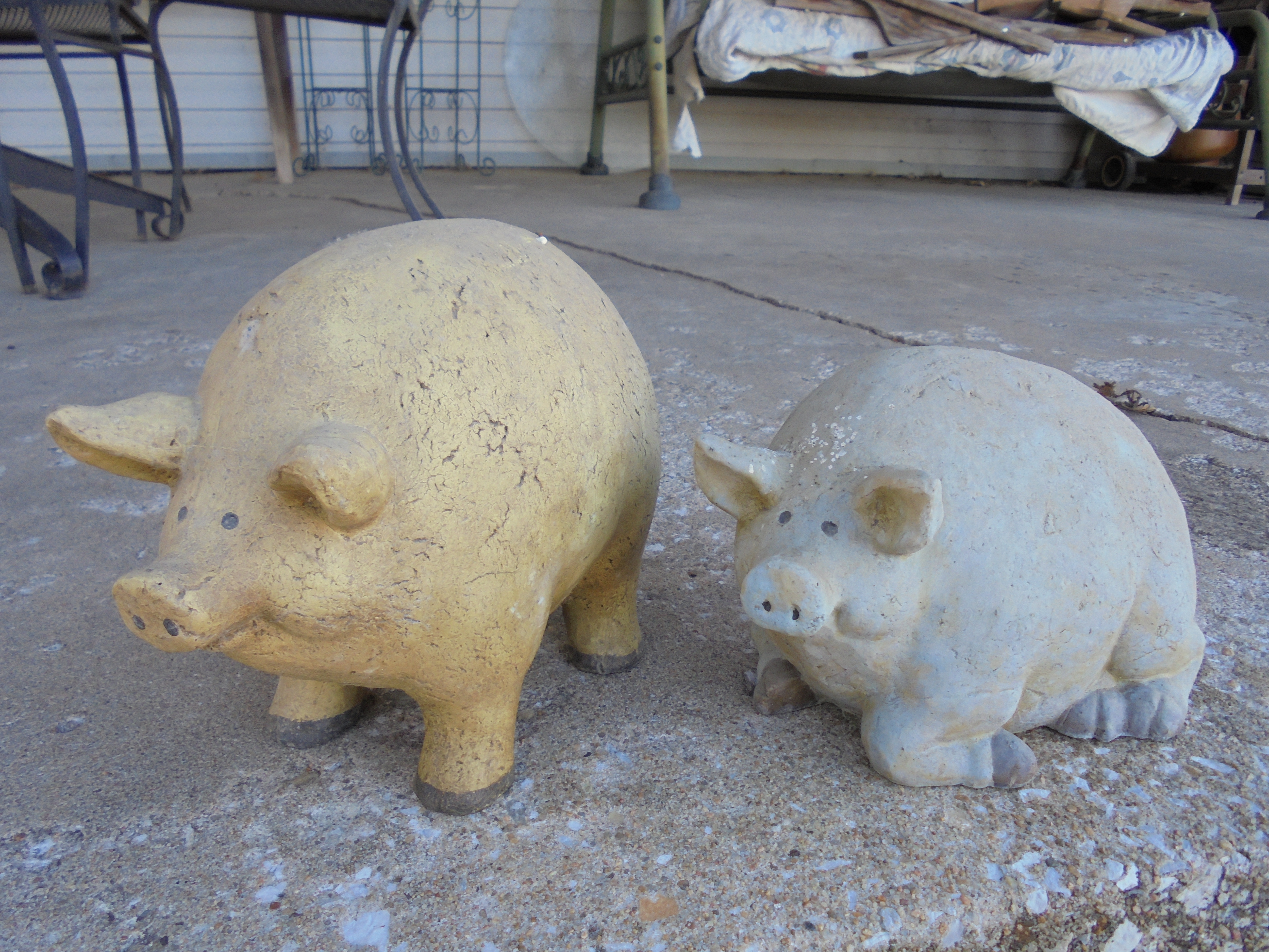 lot 433 image: PAIR OF PIGGIES YARD ART