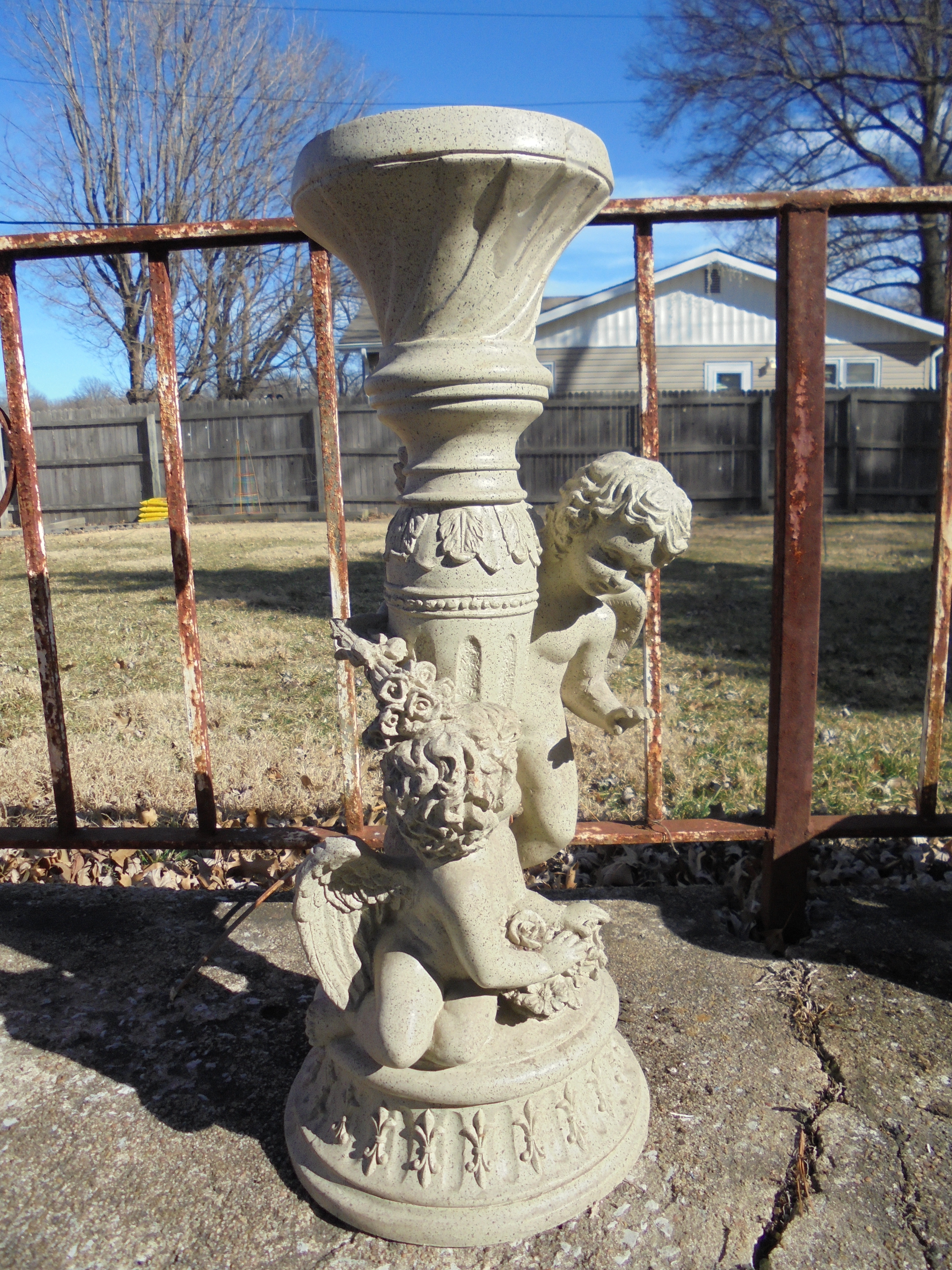 lot 426 image: PILLAR FOR BIRD BATH 