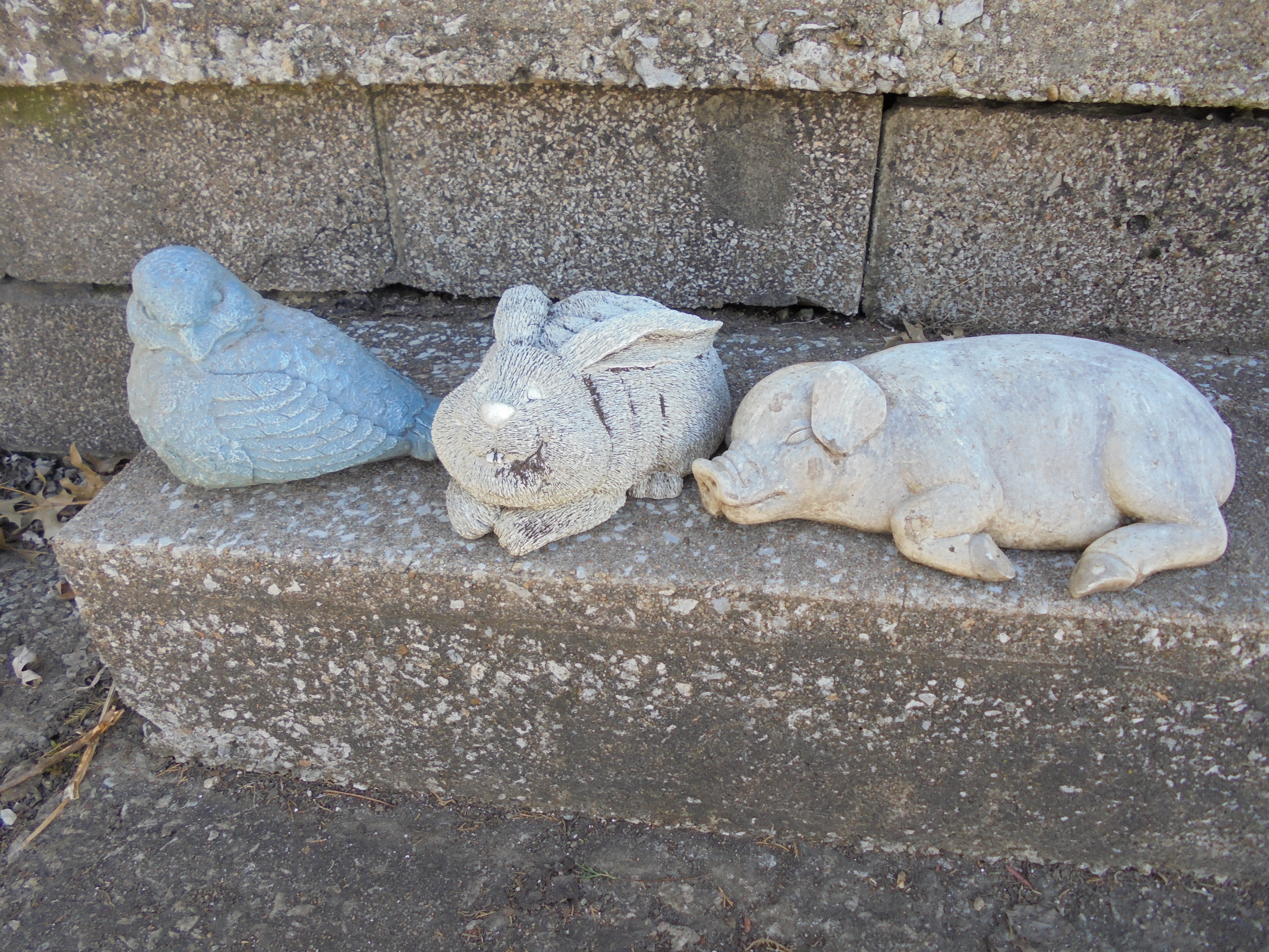 lot 423 image: PIG, BIRD, BUNNY YARD ART