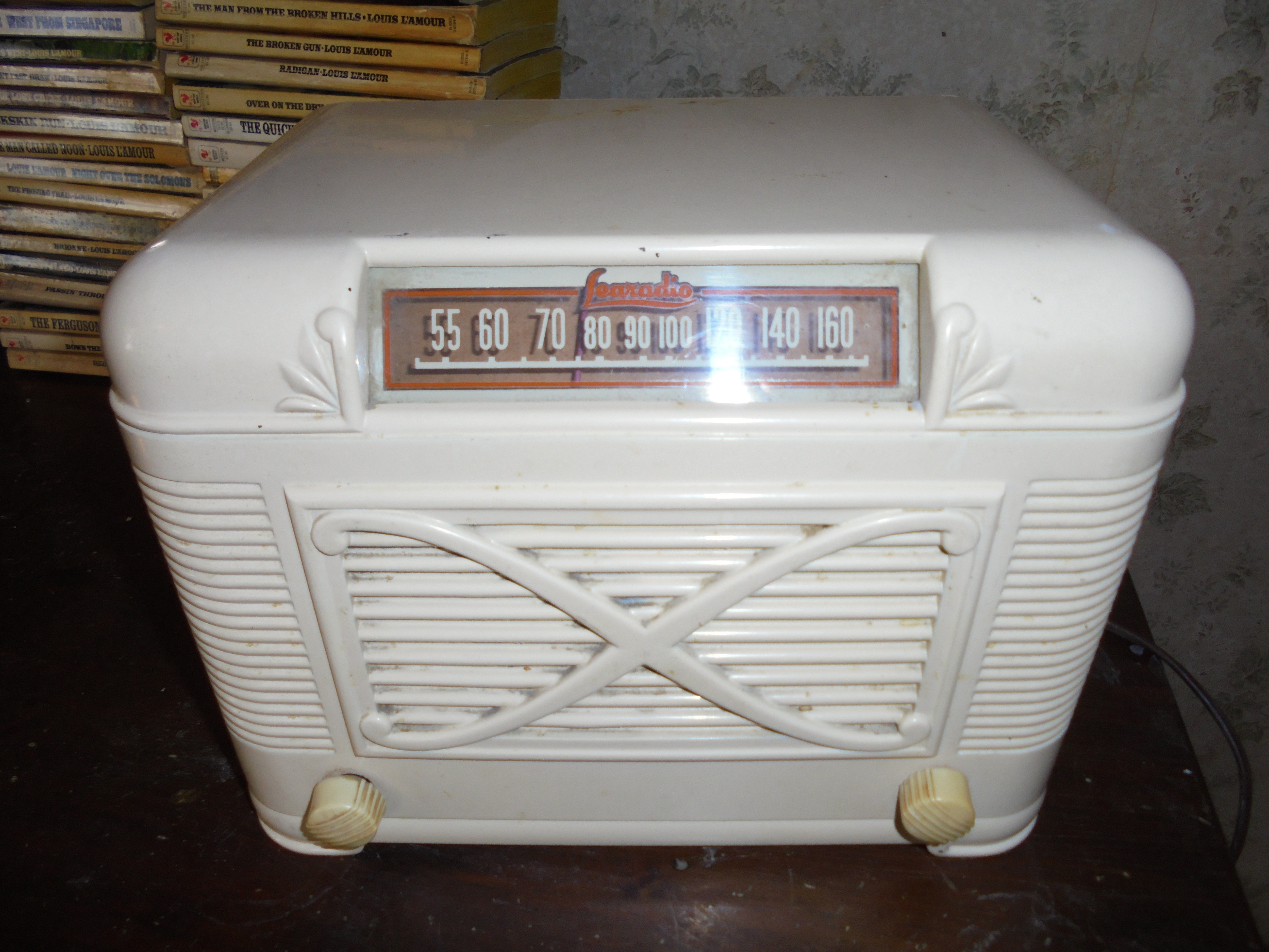 lot 68 image: VINTAGE RADIO SUPER COOL