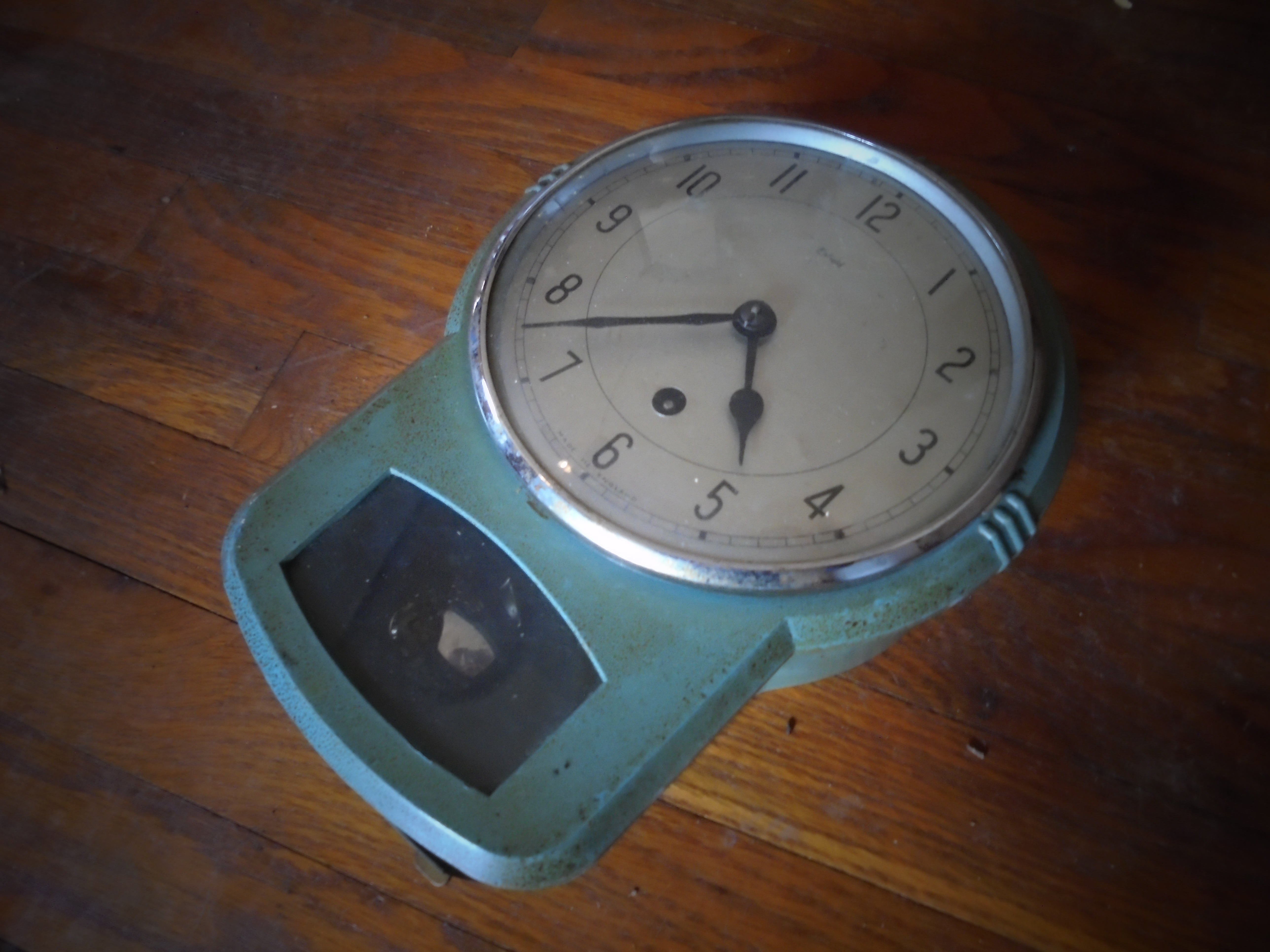 lot 418 image: ANTIQUE METAL CLOCK MADE IN ENGLAND