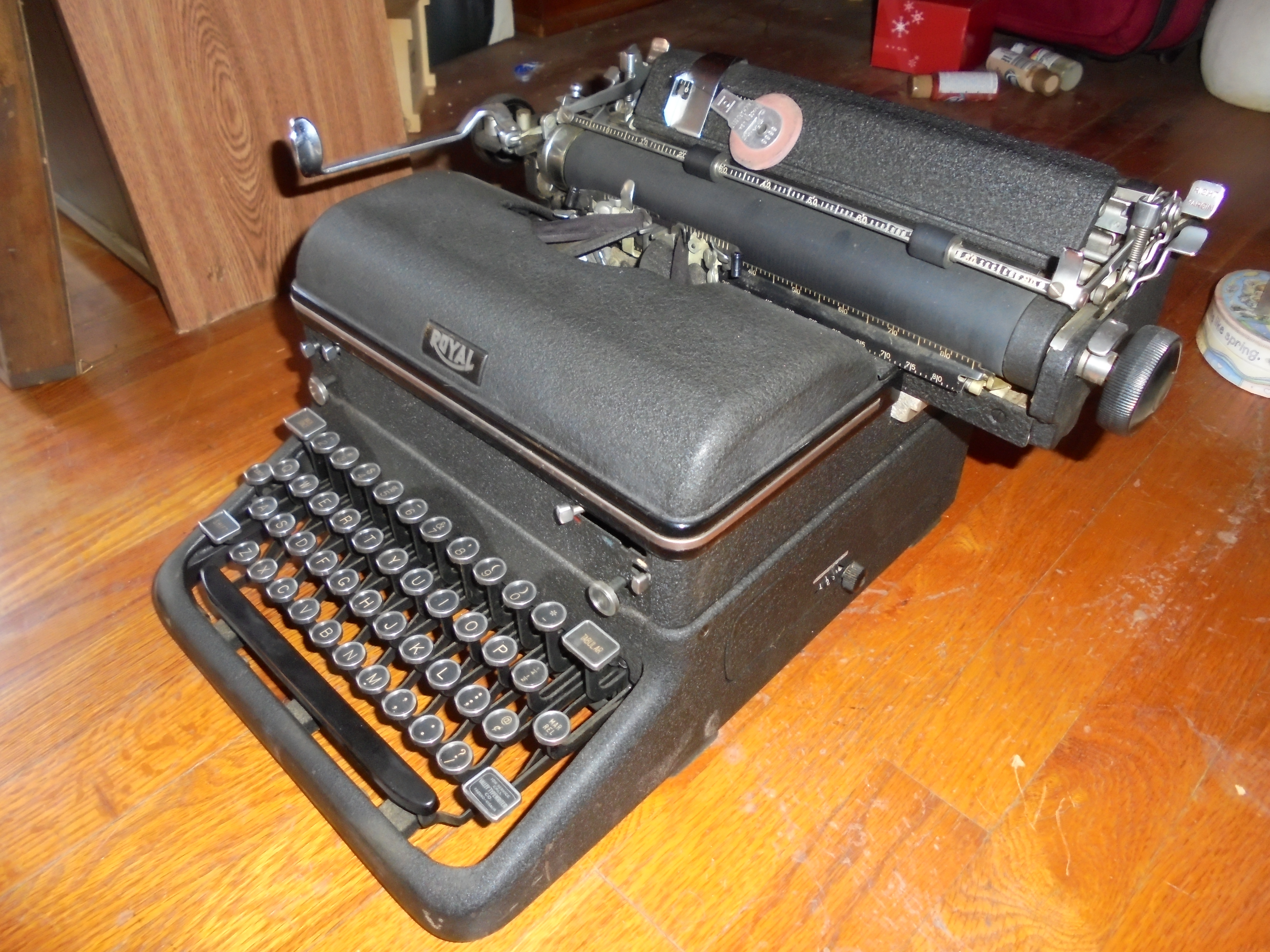 lot 402 image: VERY COOL OLD TYPEWRITER