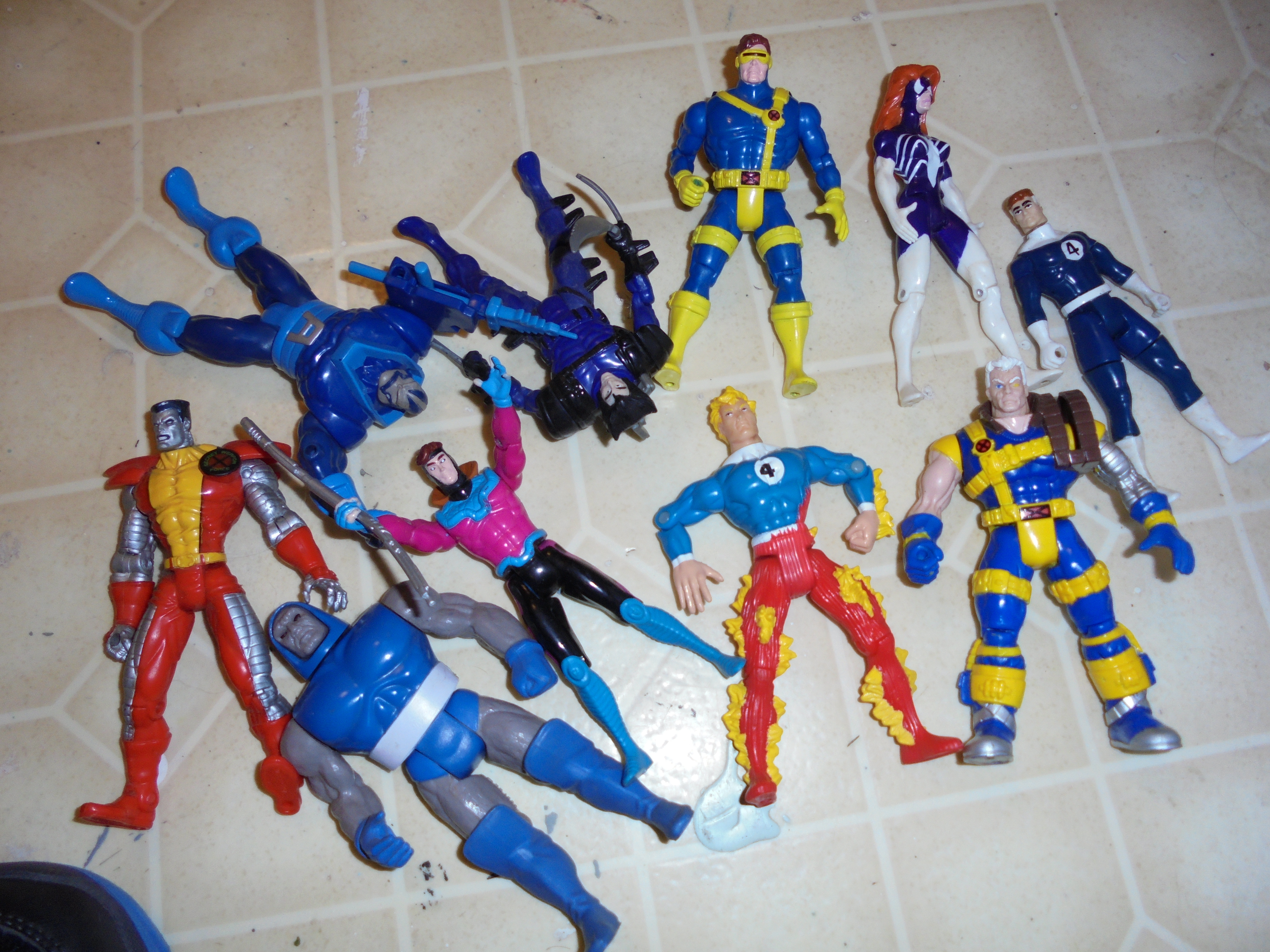 lot 512 image: LOT OF XMEN FIGURES...COLOSSUS, APOCALYPSE, GAMBIT, etc...