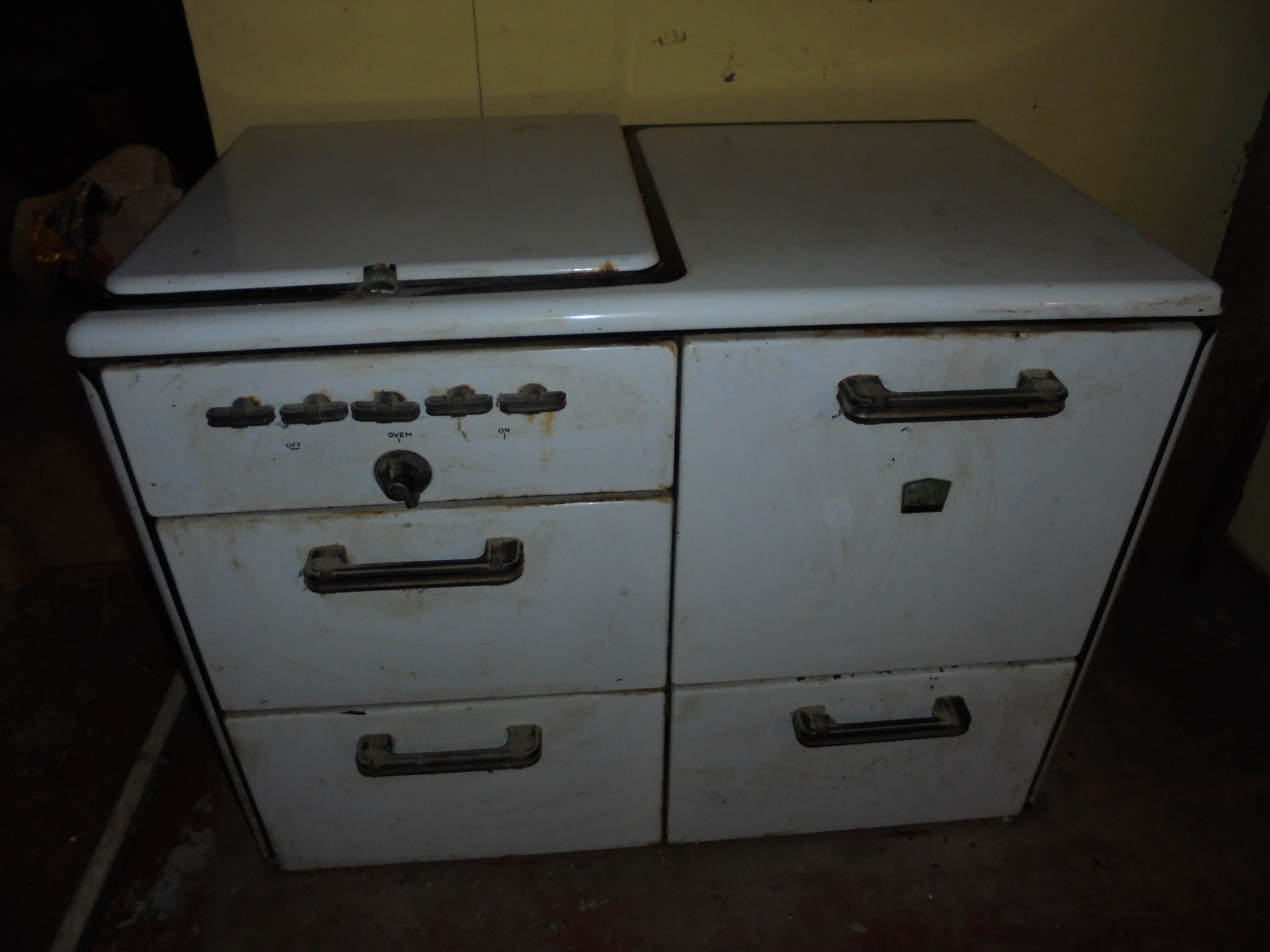 lot 15 image: VERY COOL ANTIQUE STOVE