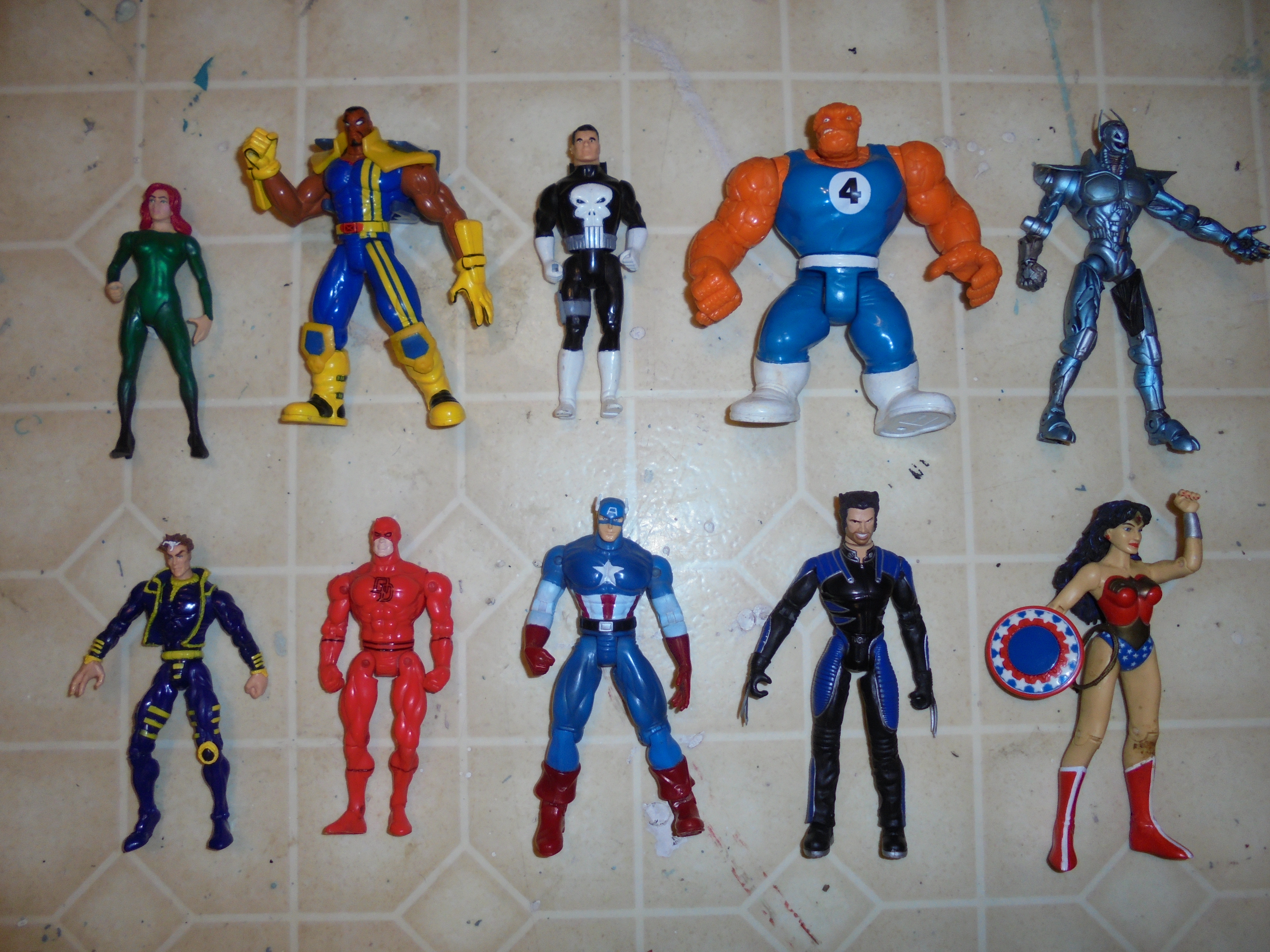 lot 569 image: LOT OF 10 ACTION FIGURES