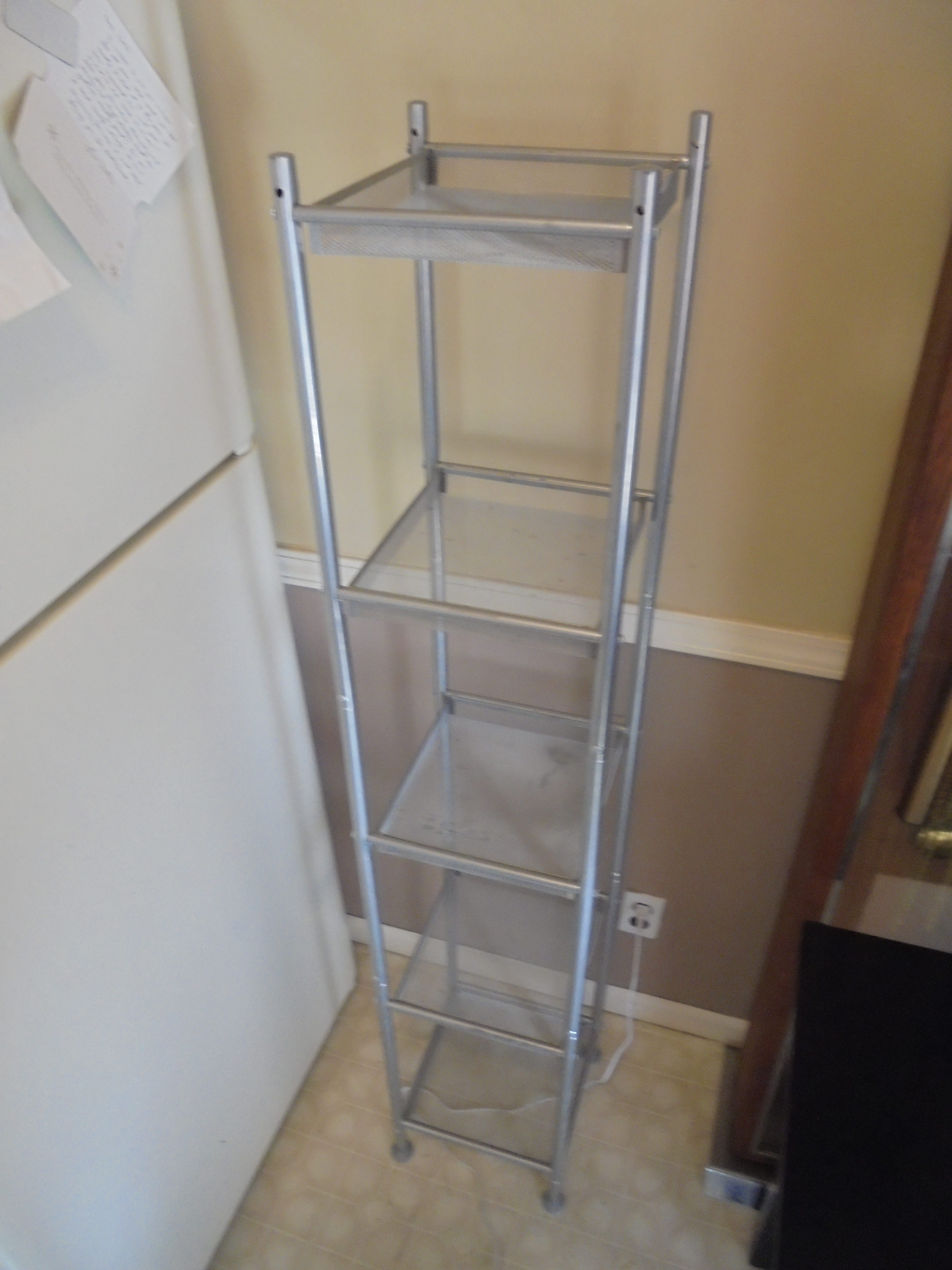 lot 485 image: 5 TIER METAL DISPLAY UNIT