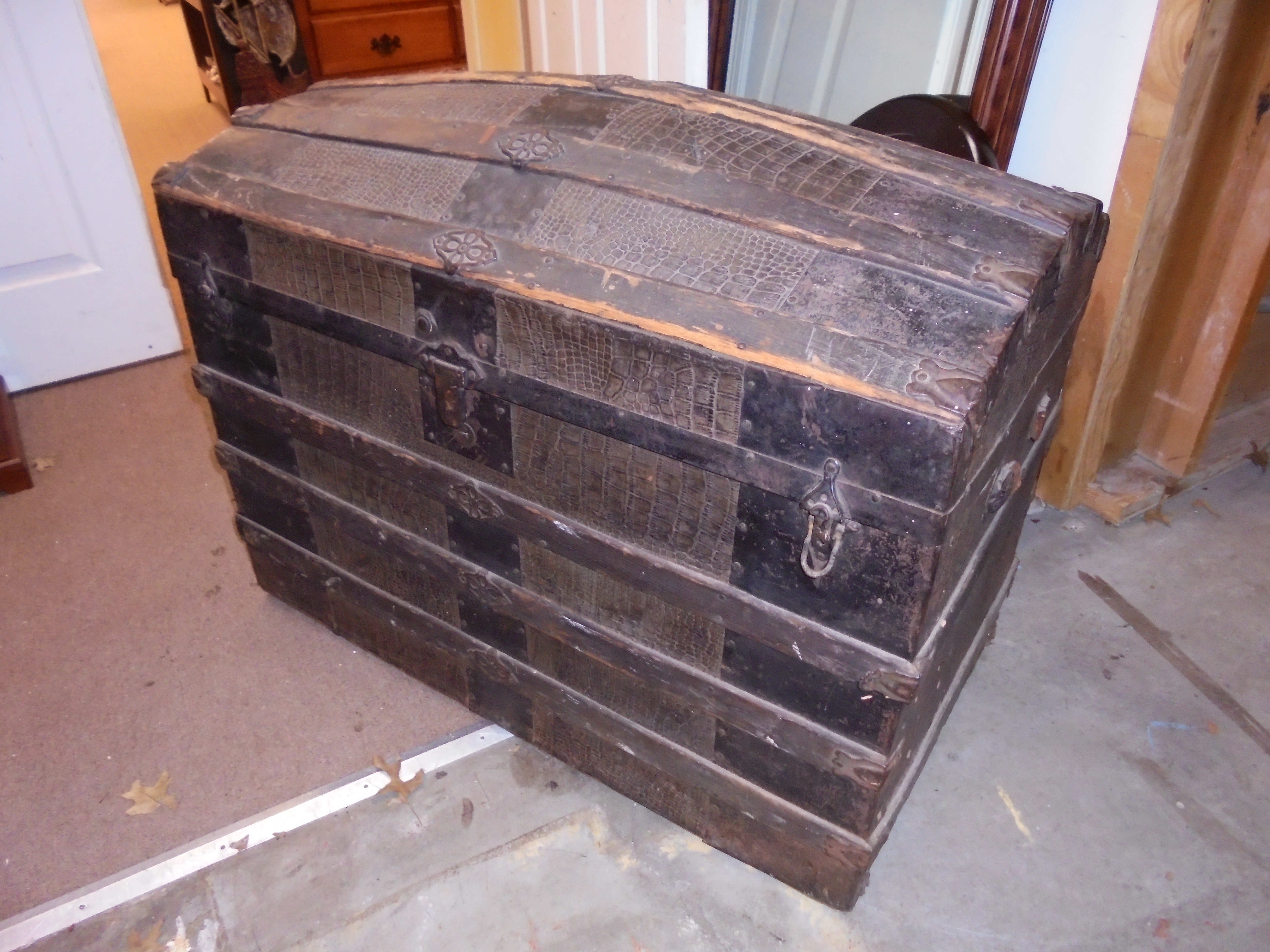 lot 114 image: ANTIQUE TRUNK