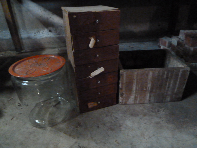 lot 358 image: LARGE GLASS JAR WITH LID, WOODEN CHEST, OLD CRATE
