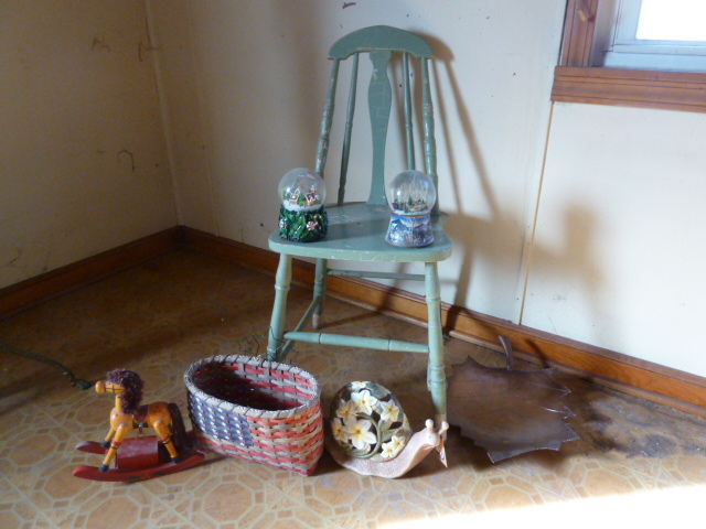 lot 348 image: CUTE GREEN CHAIR, FLAG BASKET, ROCKING HORSE, SNAIL, LEAF PLATTER