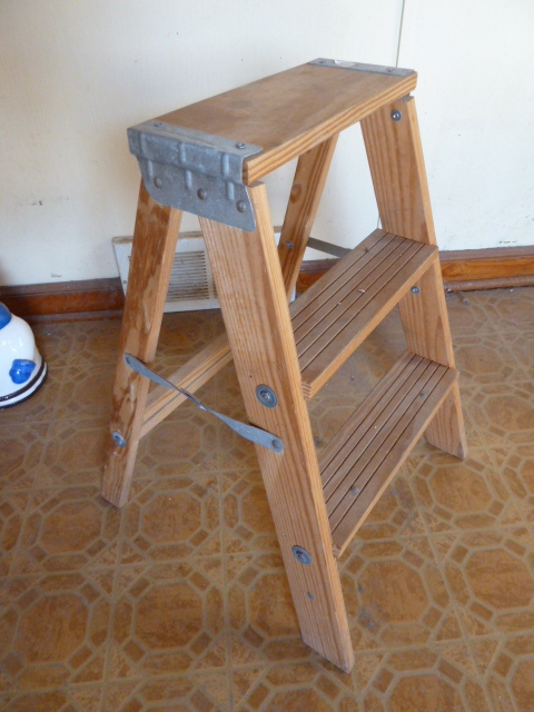 lot 346 image: VINTAGE WOOD STEP LADDER