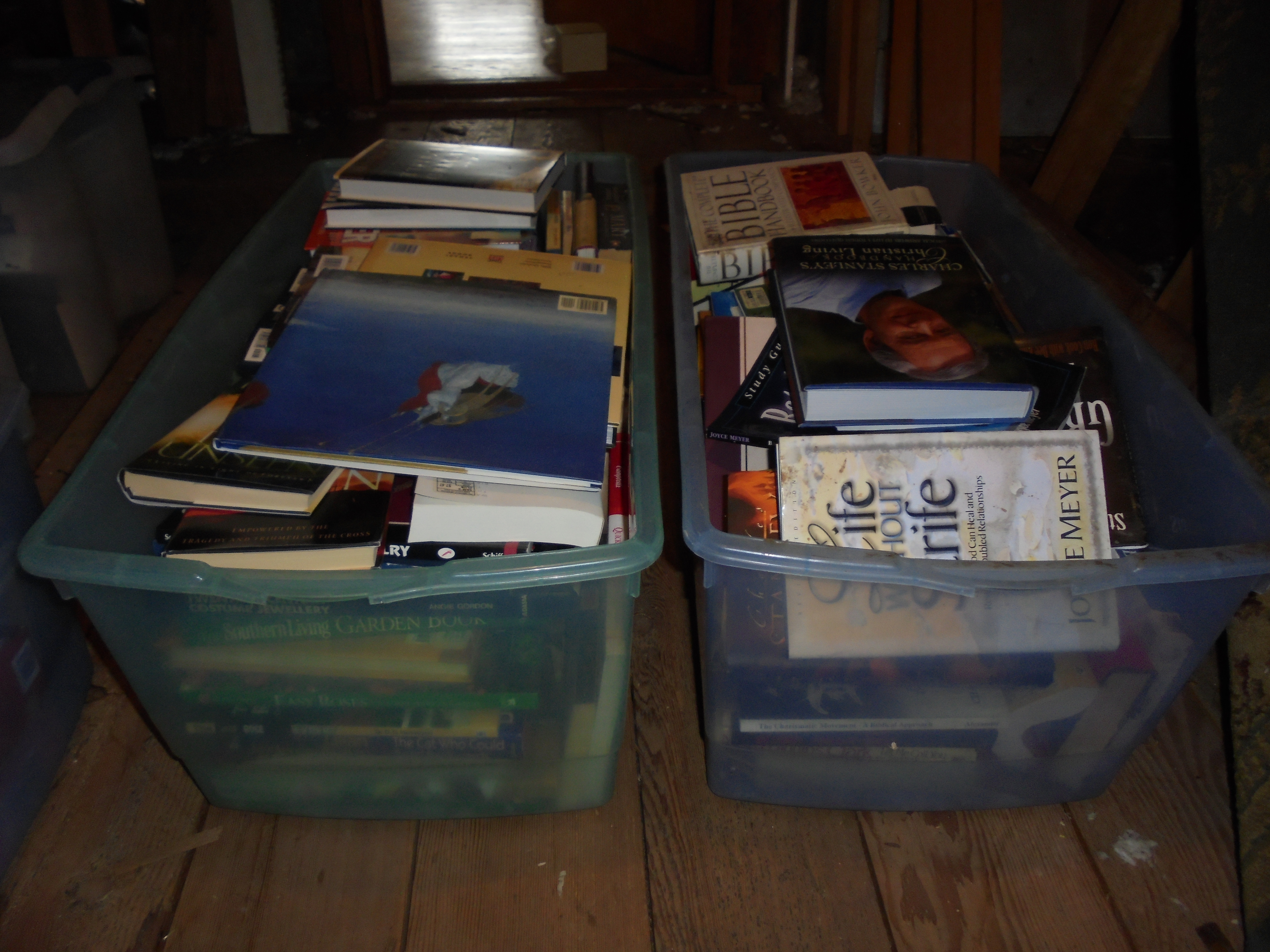 lot 325 image: 2 HUGE TOTES OF BOOKS