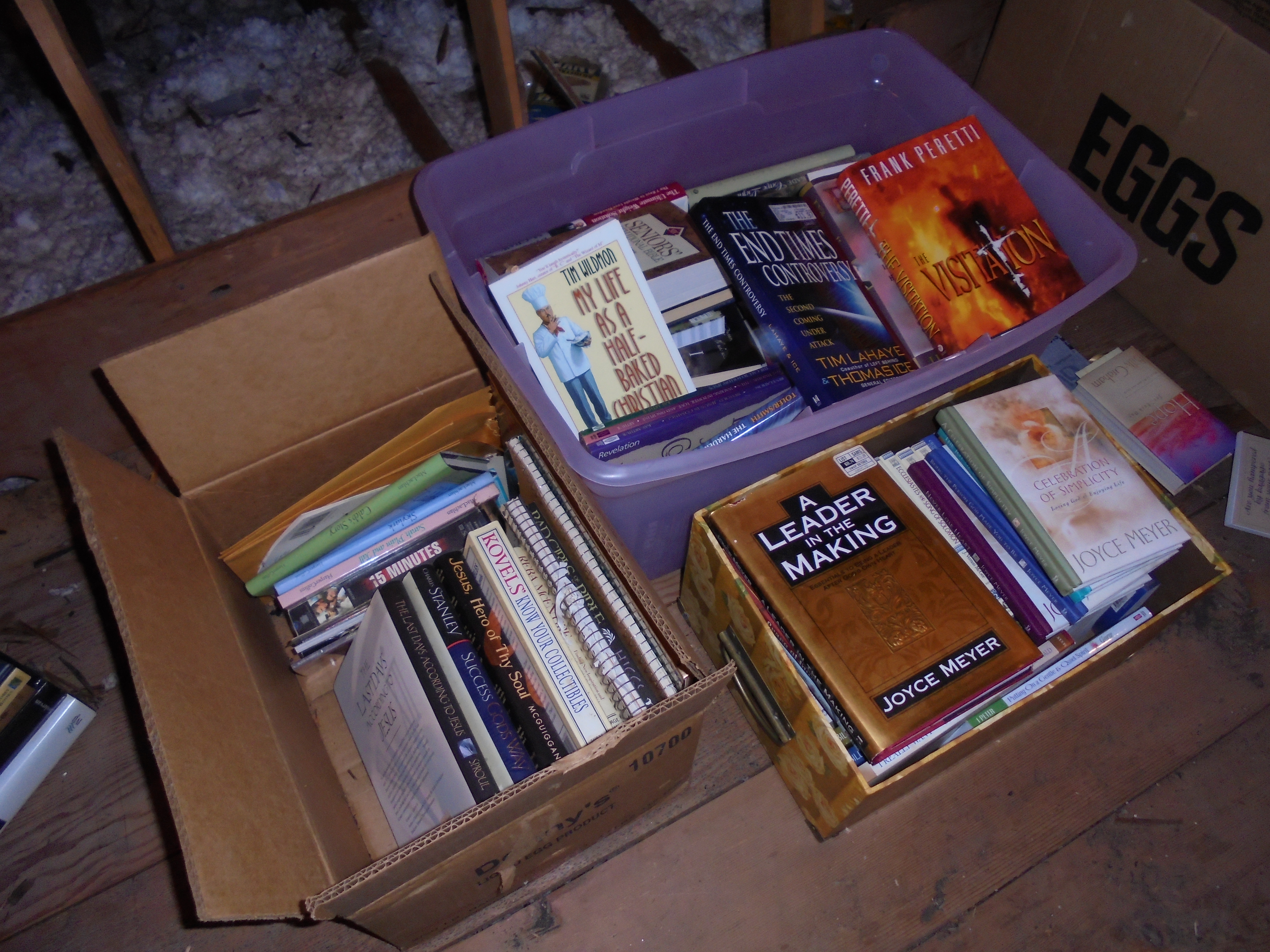 lot 323 image: HUGE LOT OF BOOKS