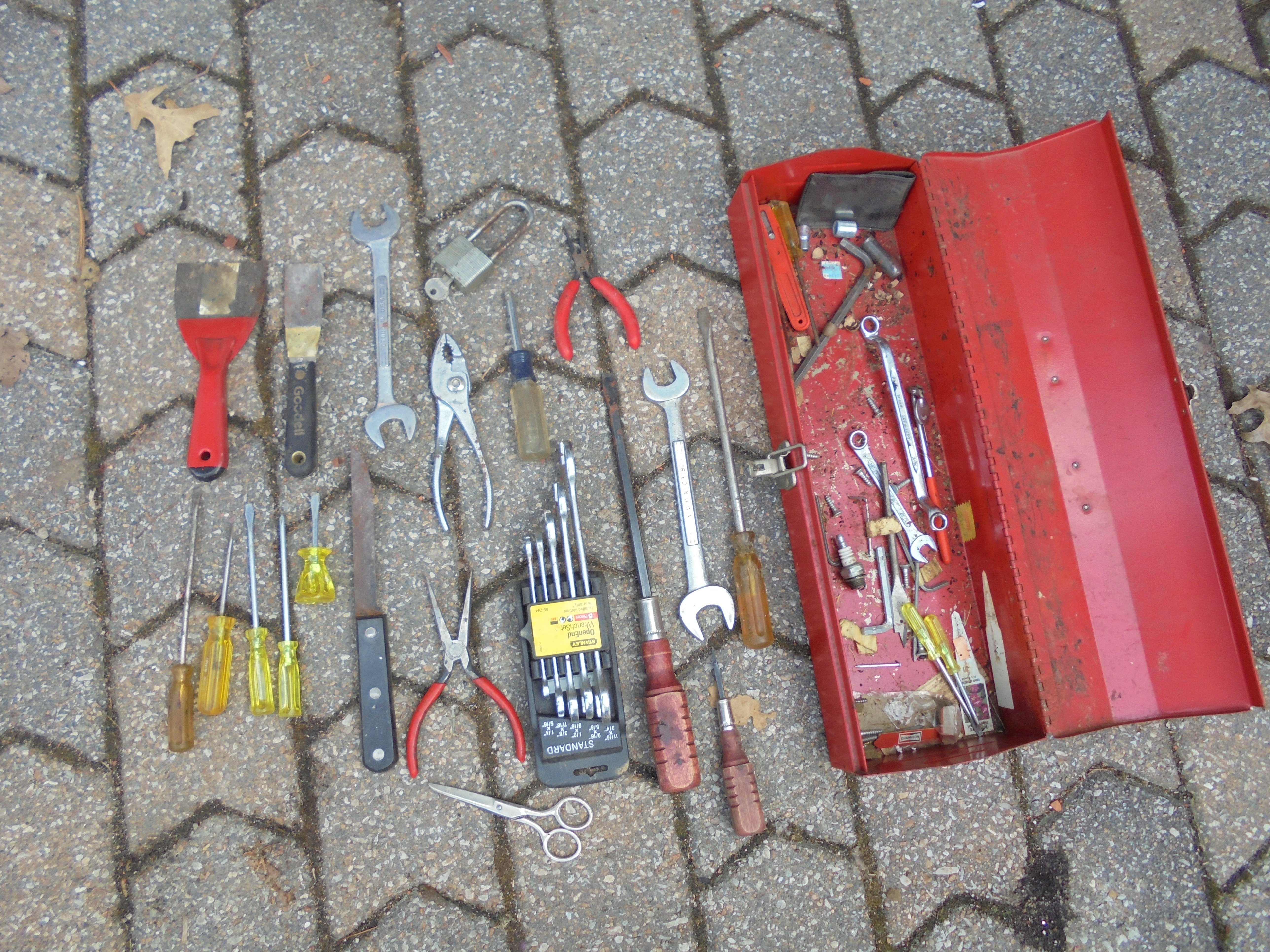lot 312 image: HUGE LOT OF TOOLS in red carrying case